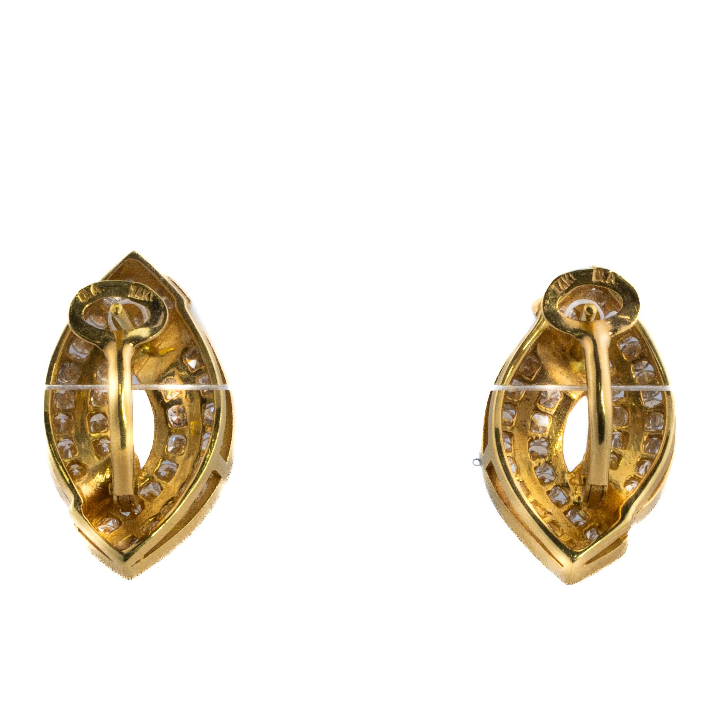 Orecchini in oro con diamanti a spirale

Descrizione:
Questi scultorei orecchini Swirl Craft sono realizzati in oro giallo a 14 carati e incastonati con due eleganti file di diamanti rotondi con taglio a brillante, che formano un design fluido e