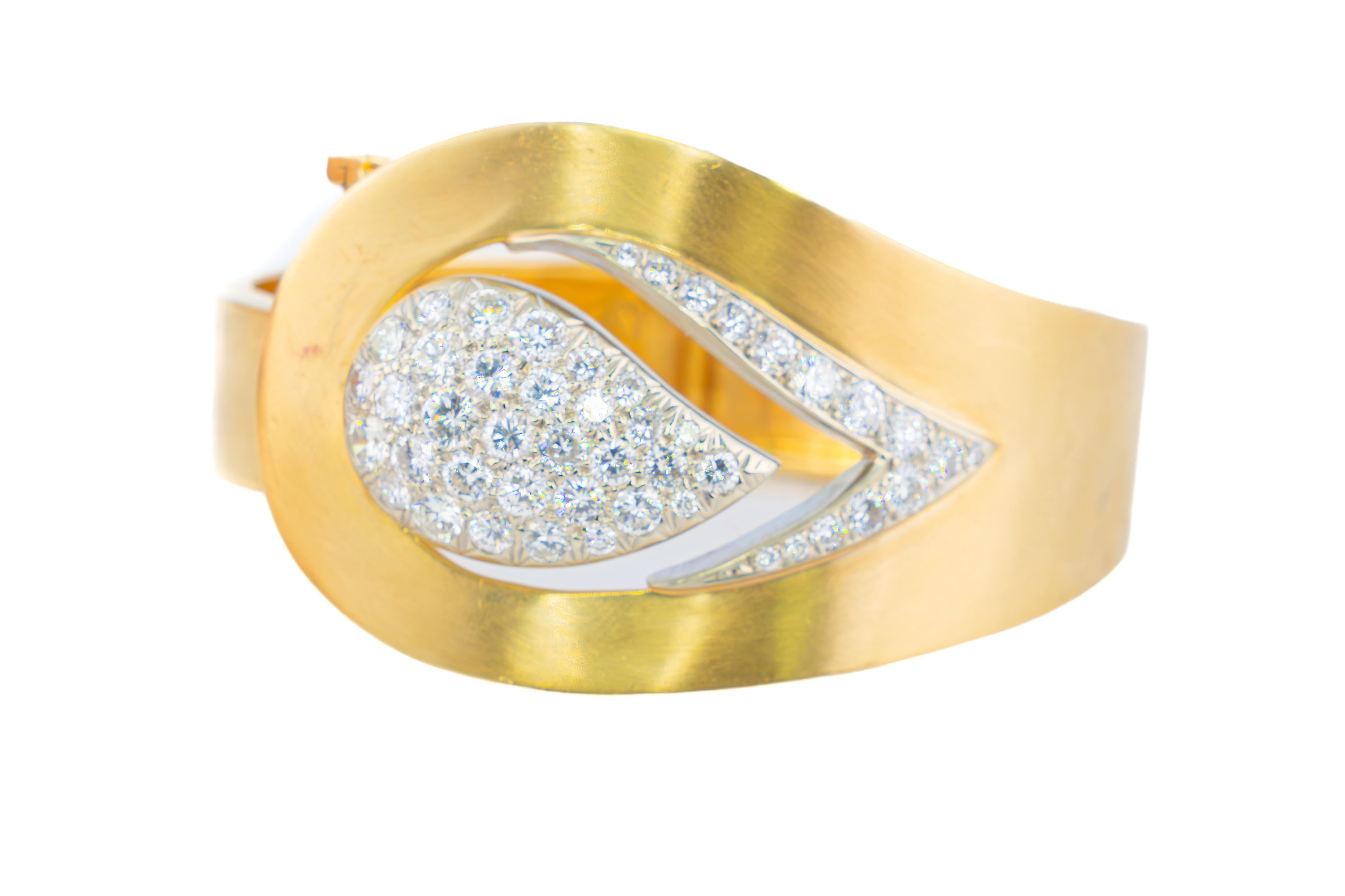 Bracciale Bangle in oro opaco con volute di diamanti

Descrizione:
Realizzato negli anni '70, questo bracciale scultoreo incarna lo spirito audace ma raffinato dell'epoca. Realizzato in oro giallo opaco 14 carati, il bracciale presenta un motivo a