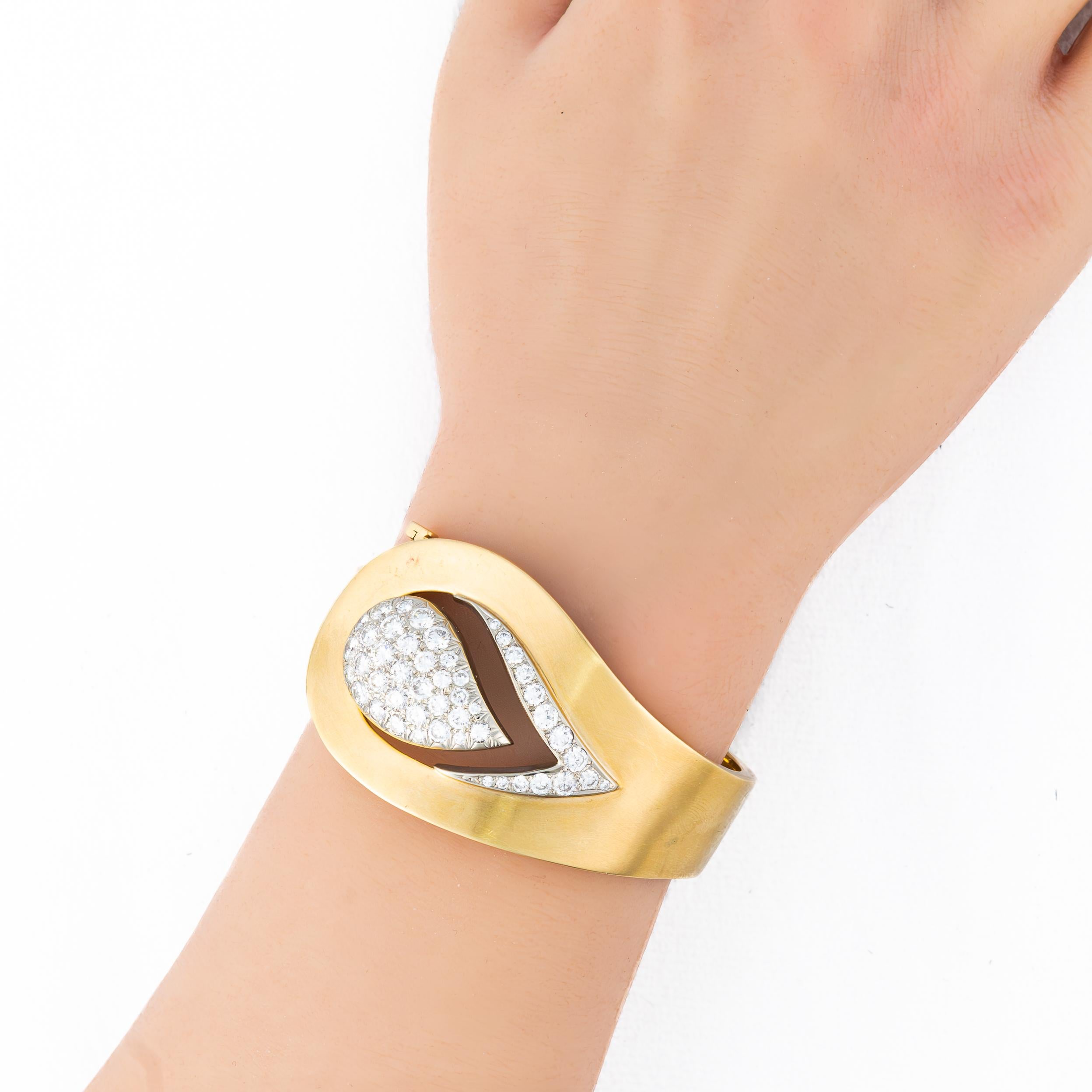 Rétro Bracciale Bangle in oro opaco con volute di diamanti in vendita