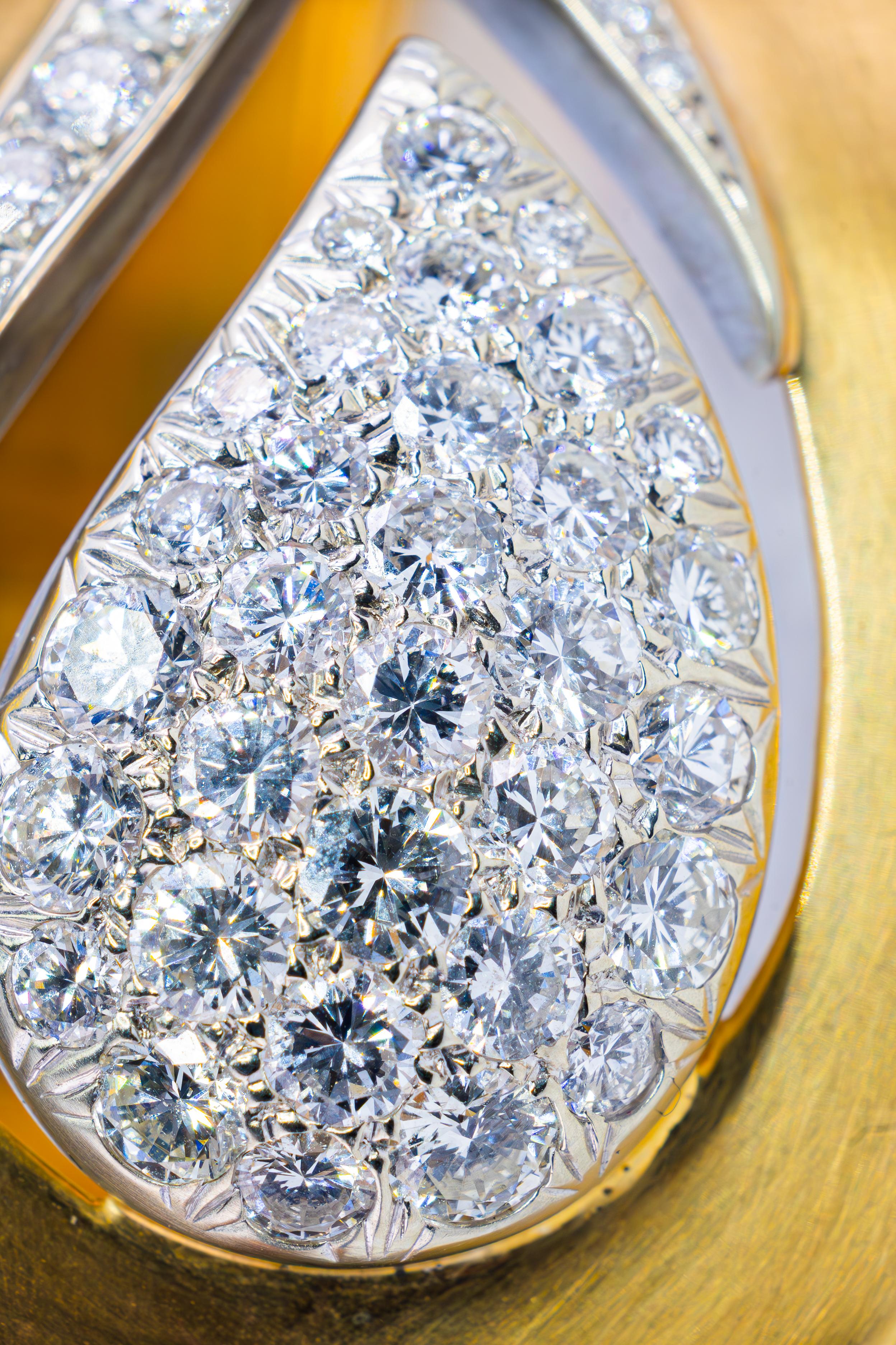 Taglio rotondo Bracciale Bangle in oro opaco con volute di diamanti in vendita
