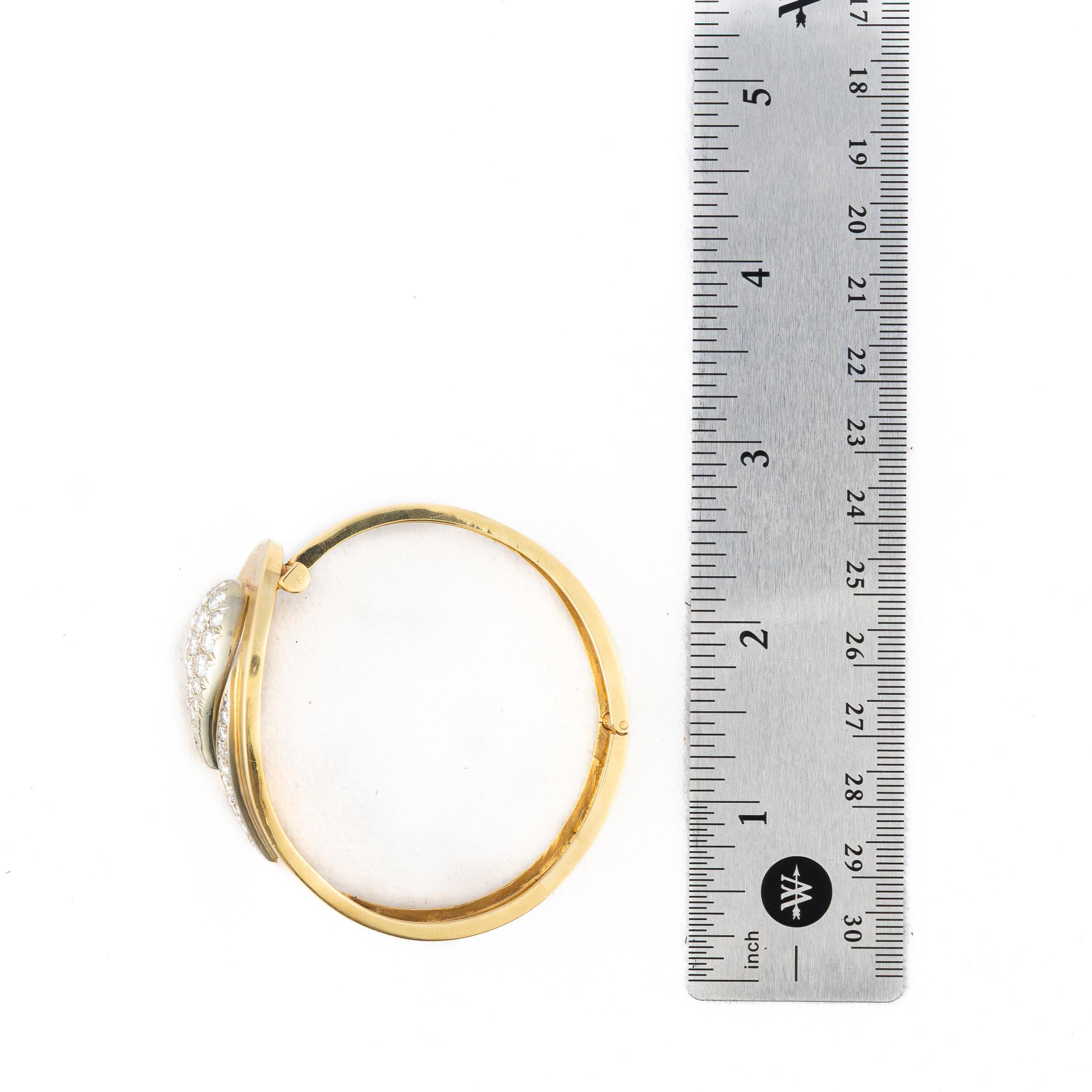 Bracciale Bangle in oro opaco con volute di diamanti In condizioni ottime in vendita a New York, NY