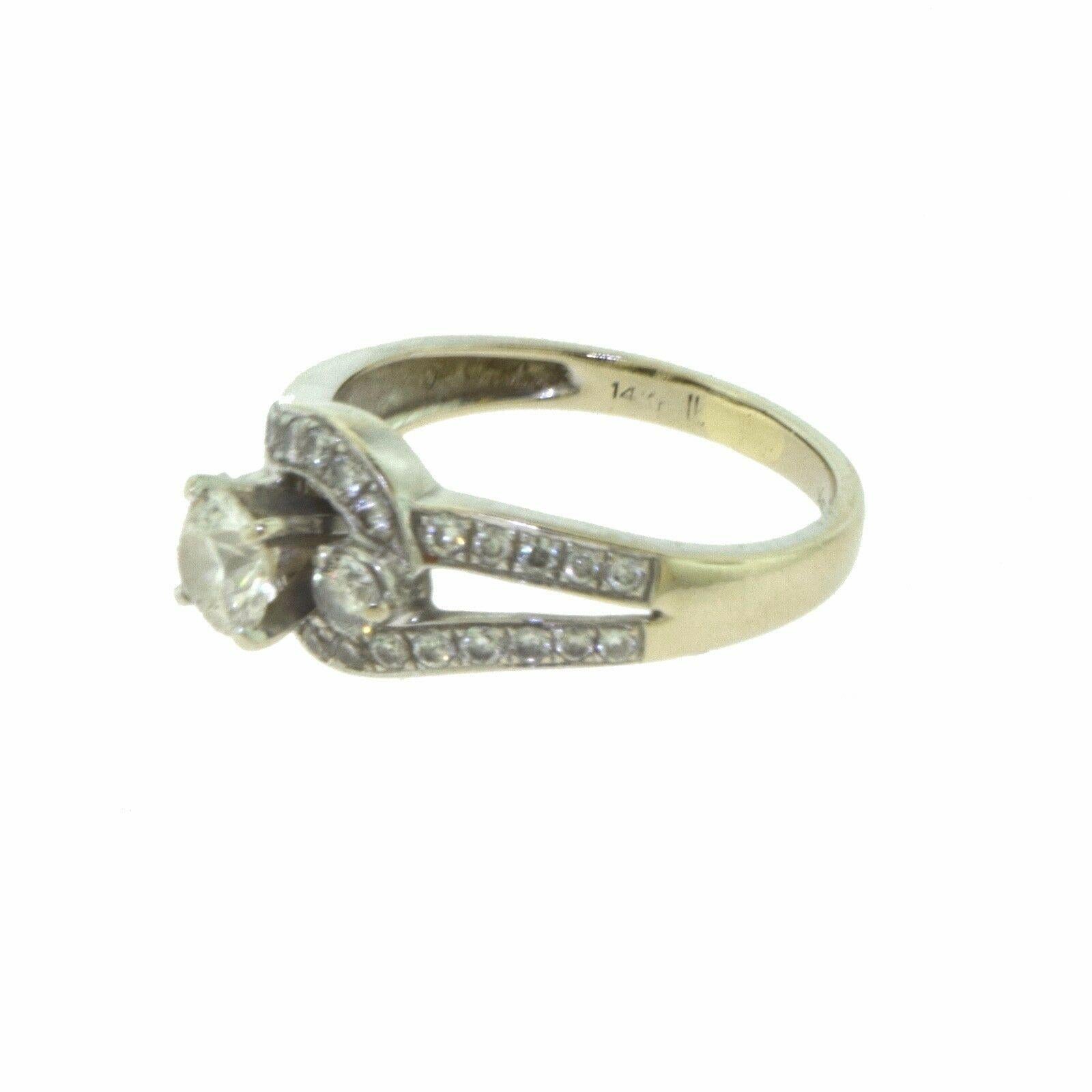 Anello di fidanzamento con diamante aureolato in oro bianco In condizioni buone in vendita a Miami, FL