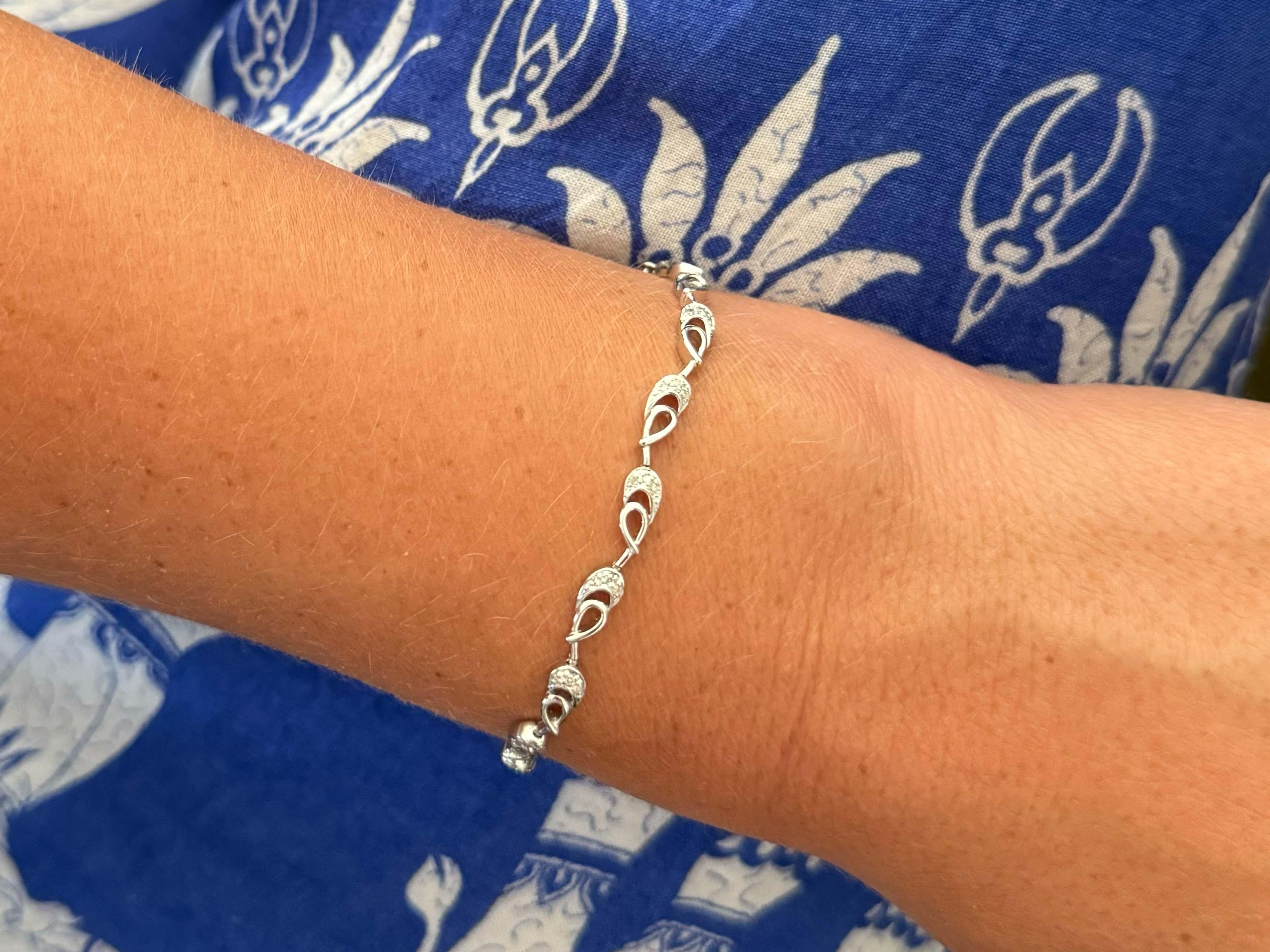 Bracciale Specifiche:

Metallo: oro bianco 18k

Numero di diamanti: 48 diamanti rotondi a taglio singolo

Peso in carati del diamante: 0,599

Colore del diamante: I-K

Chiarezza del diamante: SI1-I

Lunghezza bracciale: ~7 pollici

Larghezza del