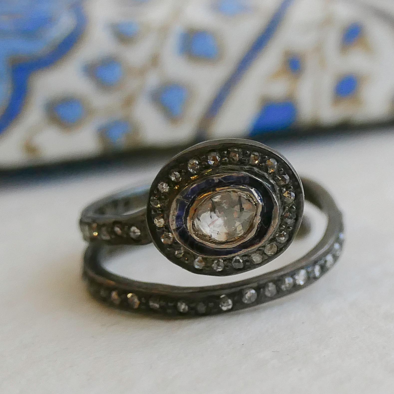 Pave-Diamanten und ein 4x5 mm großer Polki-Diamant sind in oxidiertes Sterlingsilber gefasst.  Größe 7
