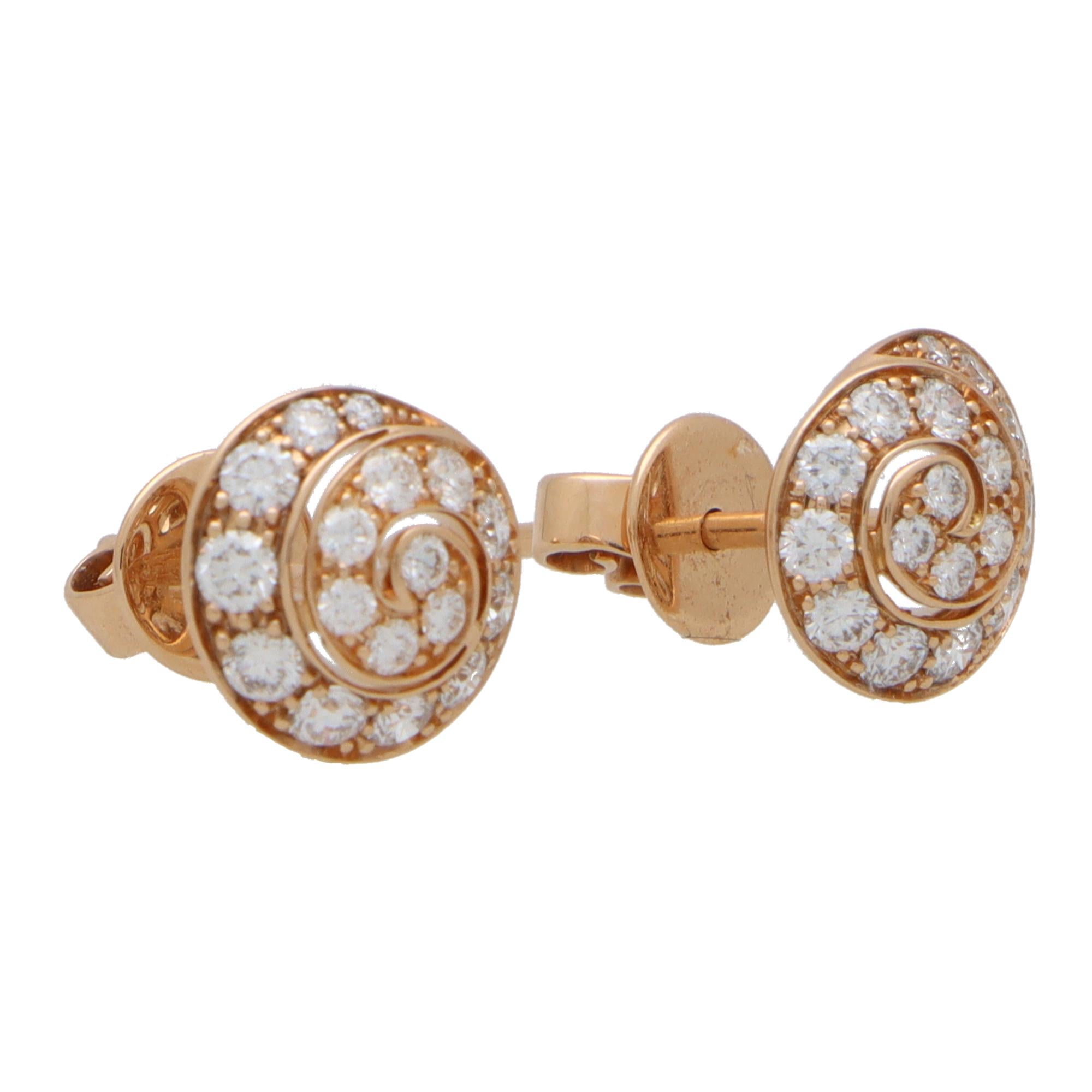 Ein hübsches Paar runder Diamant-Ohrringe aus 18 Karat Roségold.

Jeder Ohrring ist durchgehend mit 17 runden Diamanten im Brillantschliff in einem Wirbelmotiv besetzt. Das Design und die Größe machen diese Ohrringe zu einem perfekten Paar Ohrringe