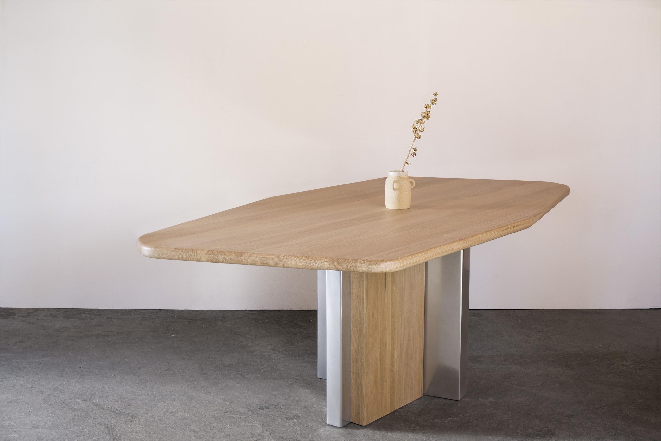 Moderne Table Diamond (82 po) en chêne blanc et aluminium poli par Simon Johns en vente