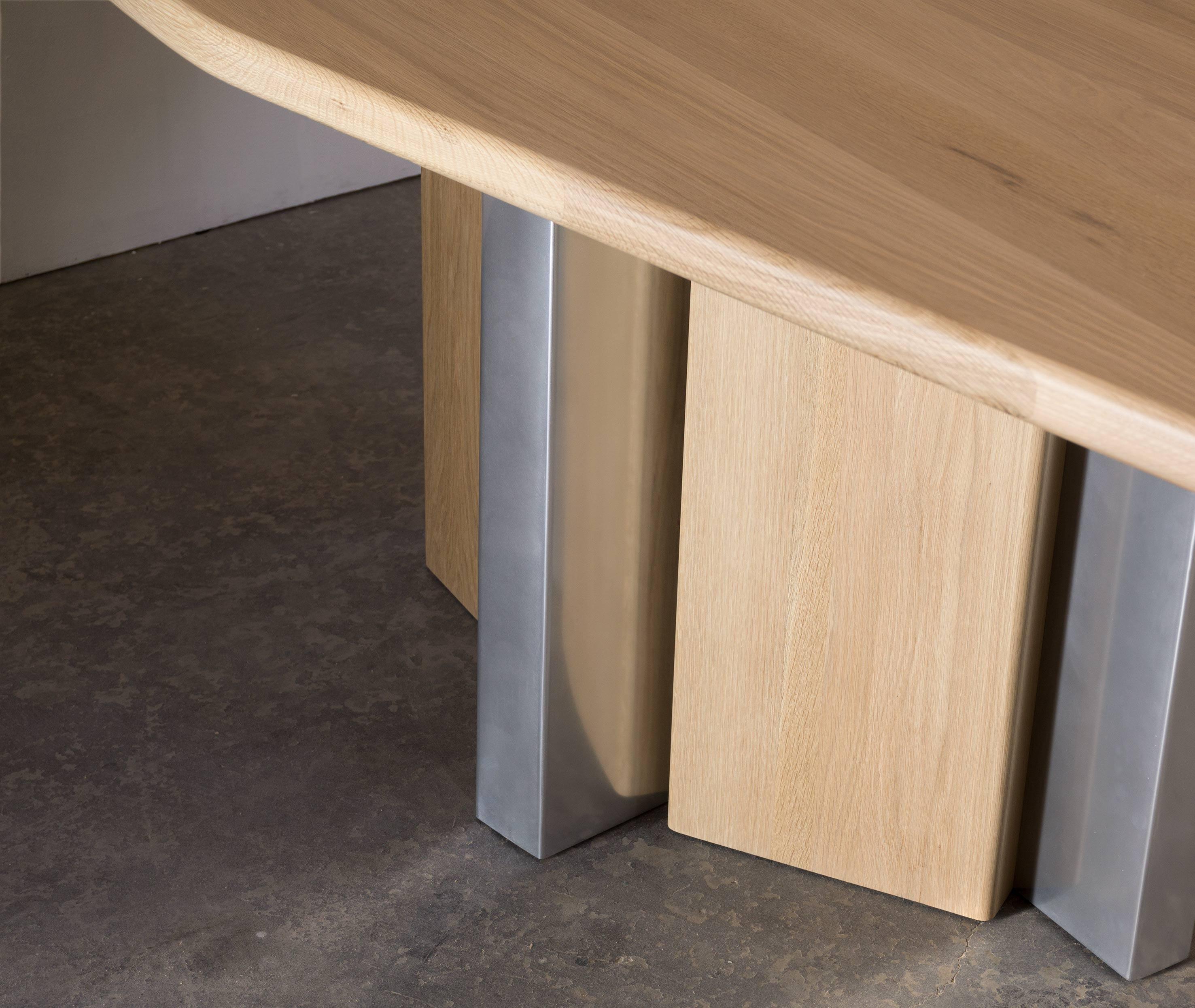 Los ligeros ángulos de la Mesa Diamante centran a los invitados en torno a un punto central que puede alojar un centro de mesa. El enfoque rectangular tradicional para sentar a los invitados se deconstruye para fomentar intercambios más dinámicos