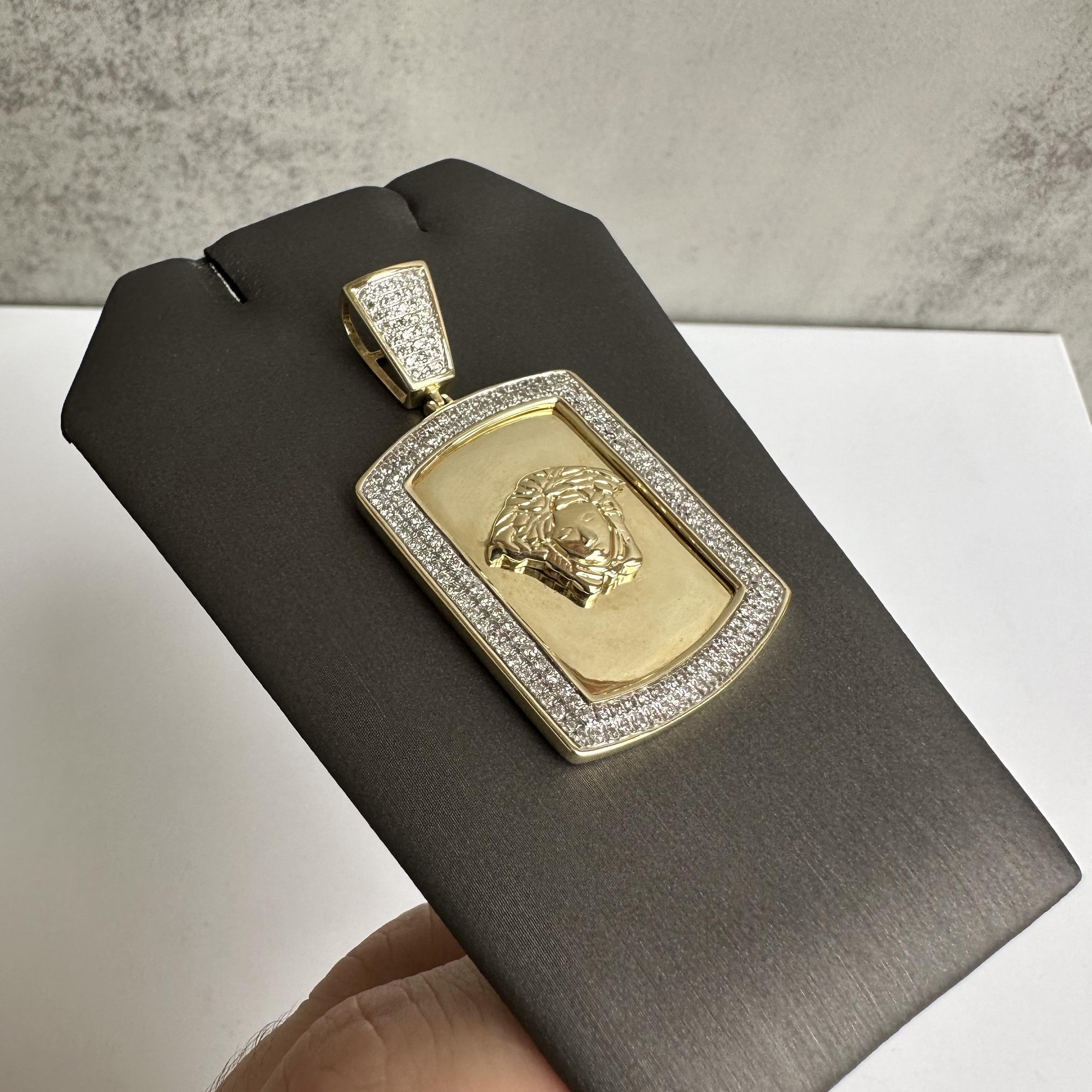Faites-vous remarquer avec ce collier à étiquette en diamant en or jaune 10kt. Avec un poids total de 1,10 carat de diamants ronds naturels de couleur GH et de pureté SI, ce pendentif est à la fois élégant et accrocheur. Avec des dimensions de 1 3/8