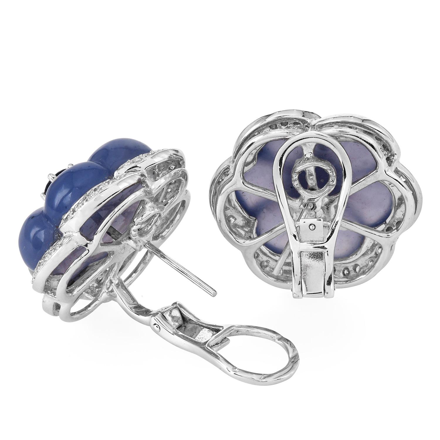 Moderno Diamante, tanzanite  Orecchini a clip con fiore in oro bianco 18 carati e calcedonio blu in vendita