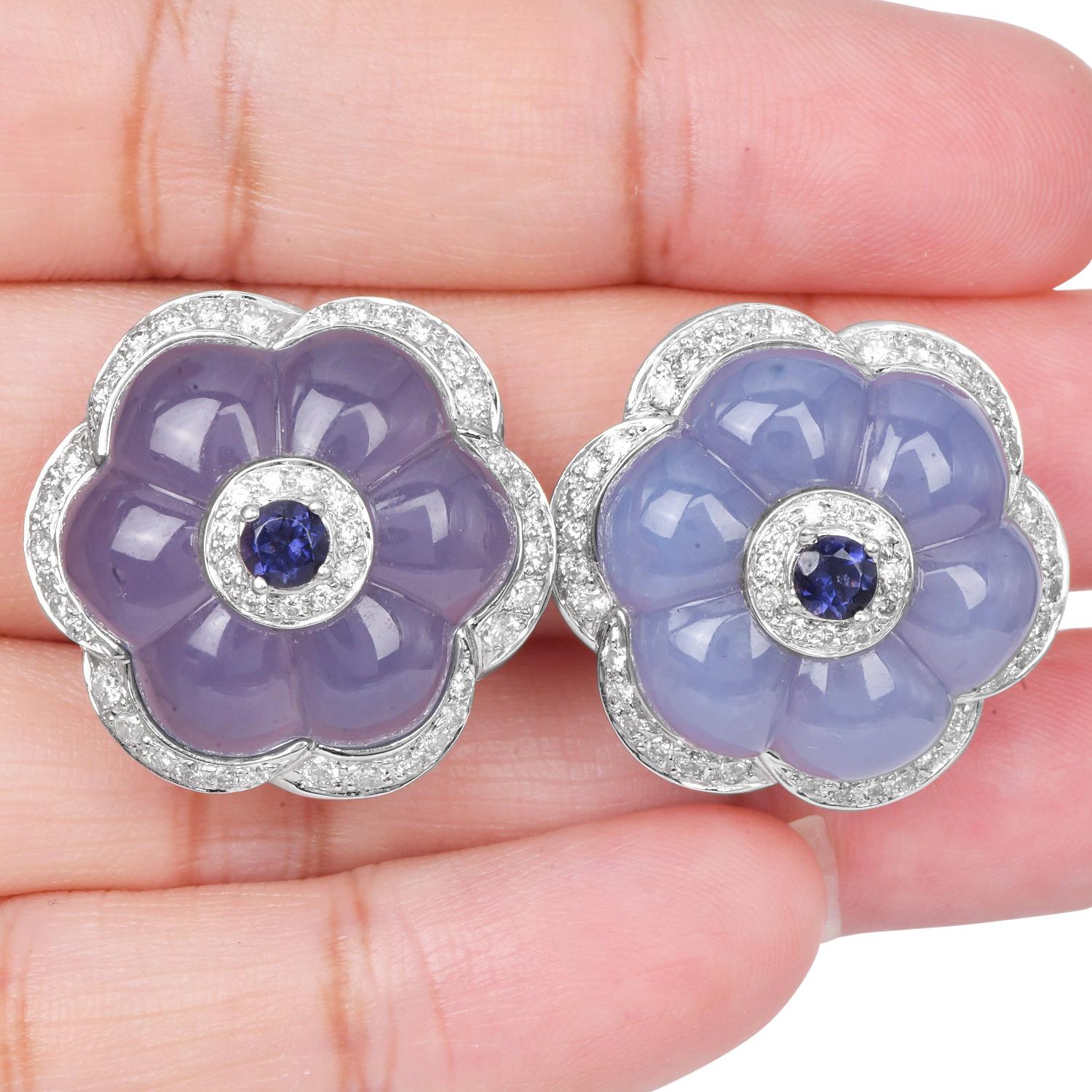 Diamante, tanzanite  Orecchini a clip con fiore in oro bianco 18 carati e calcedonio blu In condizioni ottime in vendita a Miami, FL