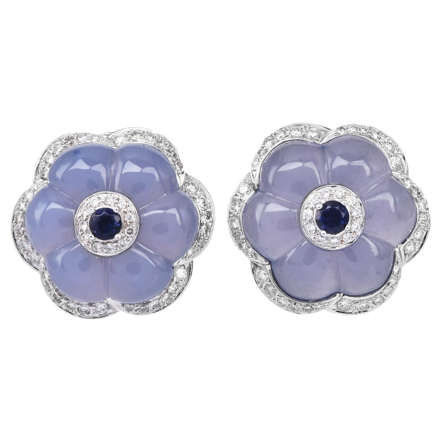 Diamante, tanzanite  Orecchini a clip con fiore in oro bianco 18 carati e calcedonio blu in vendita