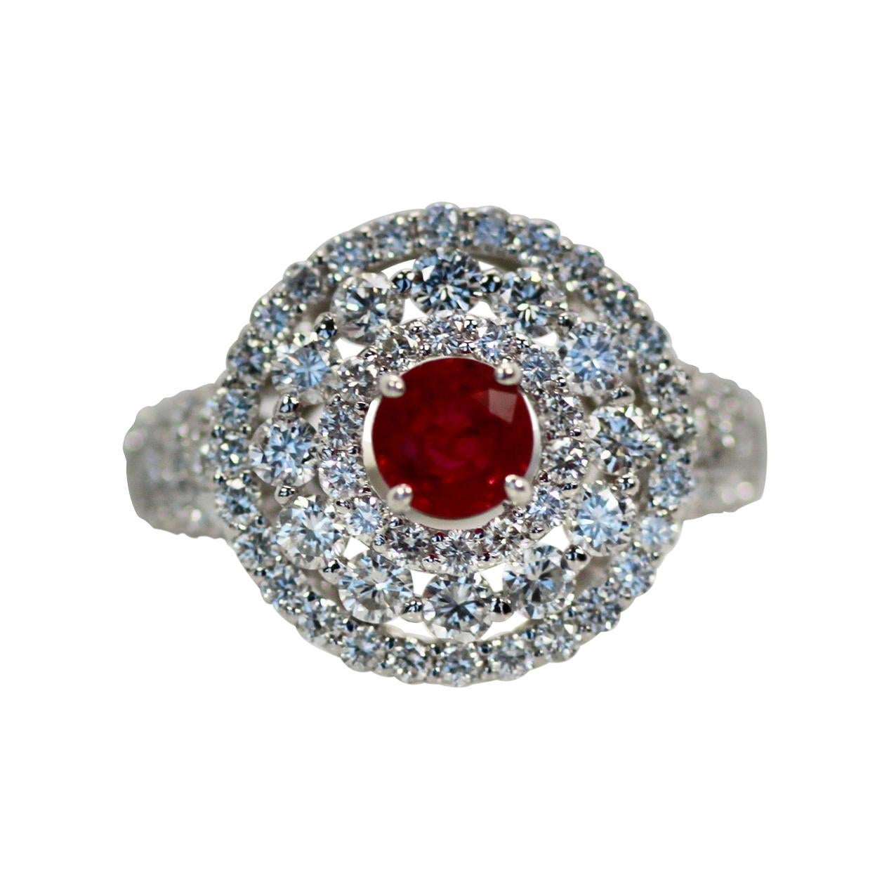 Bague cible en diamants de 2 carats et rubis au centre 18 carats en vente