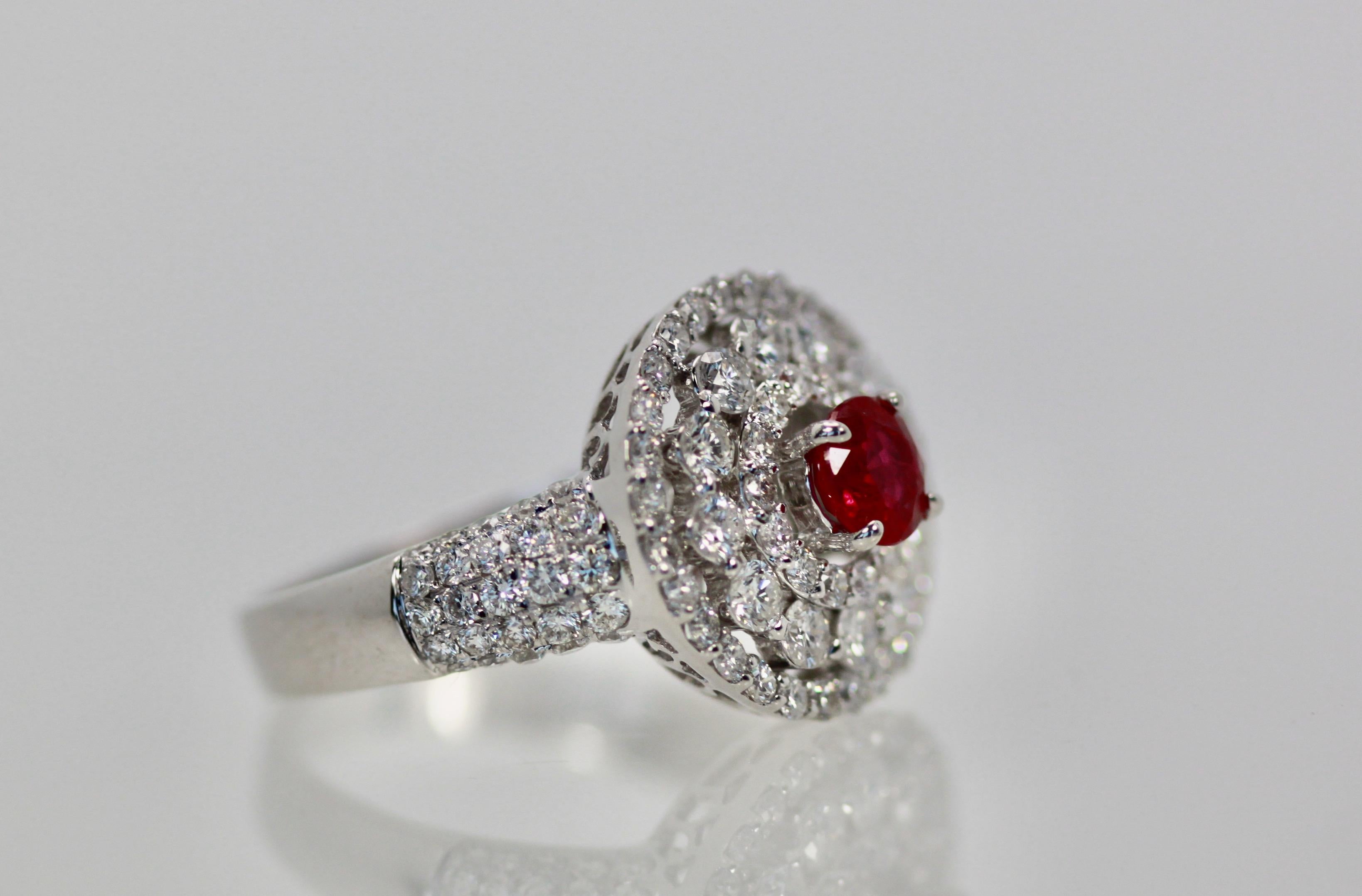 Cette bague Target est recouverte de diamants de couleur G, pureté VS-SI et est centrée sur un rubis rouge cerise.  Les anneaux sont ronds de 15,16 mm et le Rubis d'environ 0,60 carats, véritable rouge cerise.  Cette bague a du bling bling mais il