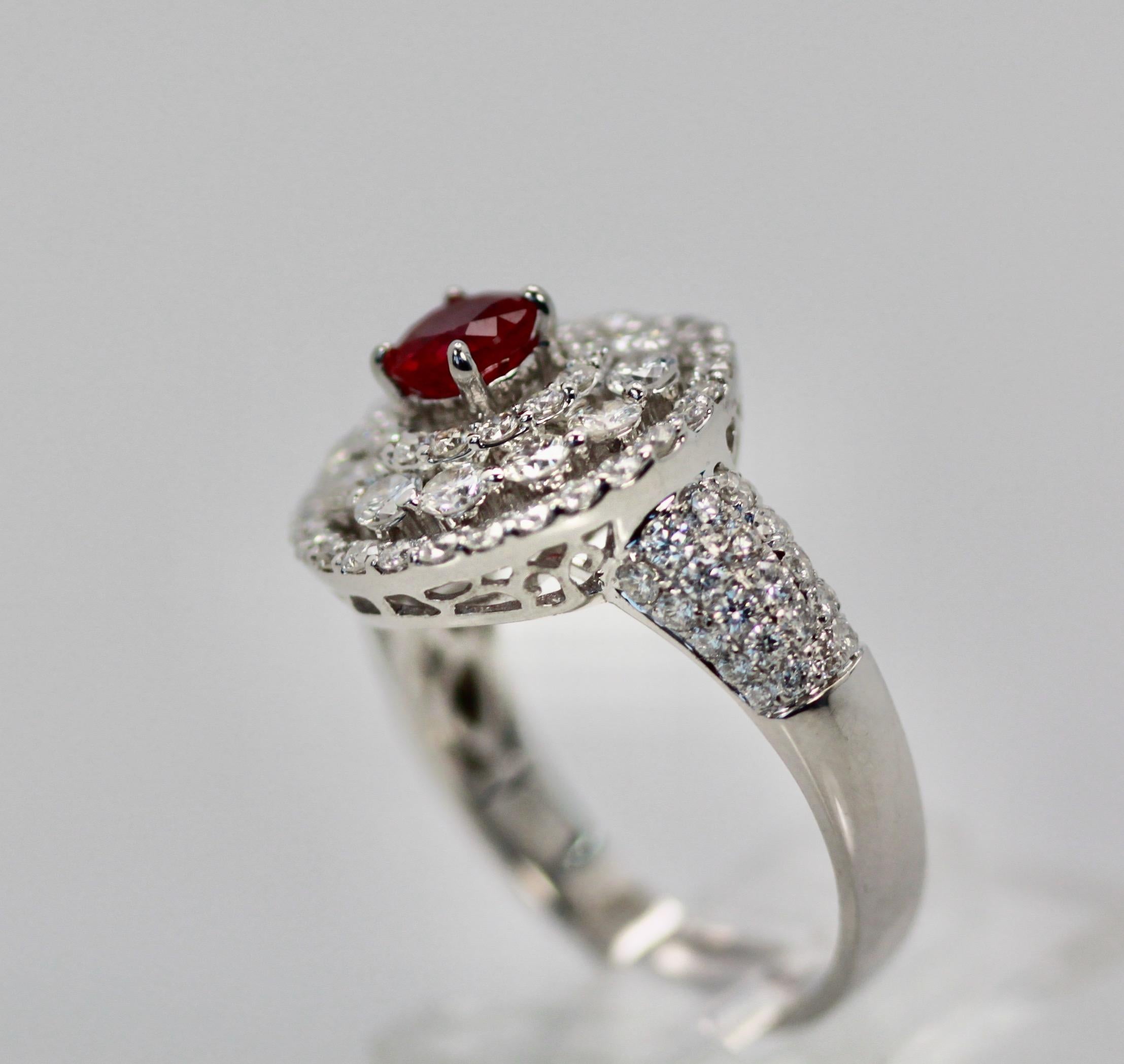 Taille ronde Bague cible en diamants de 2 carats et rubis au centre 18 carats en vente