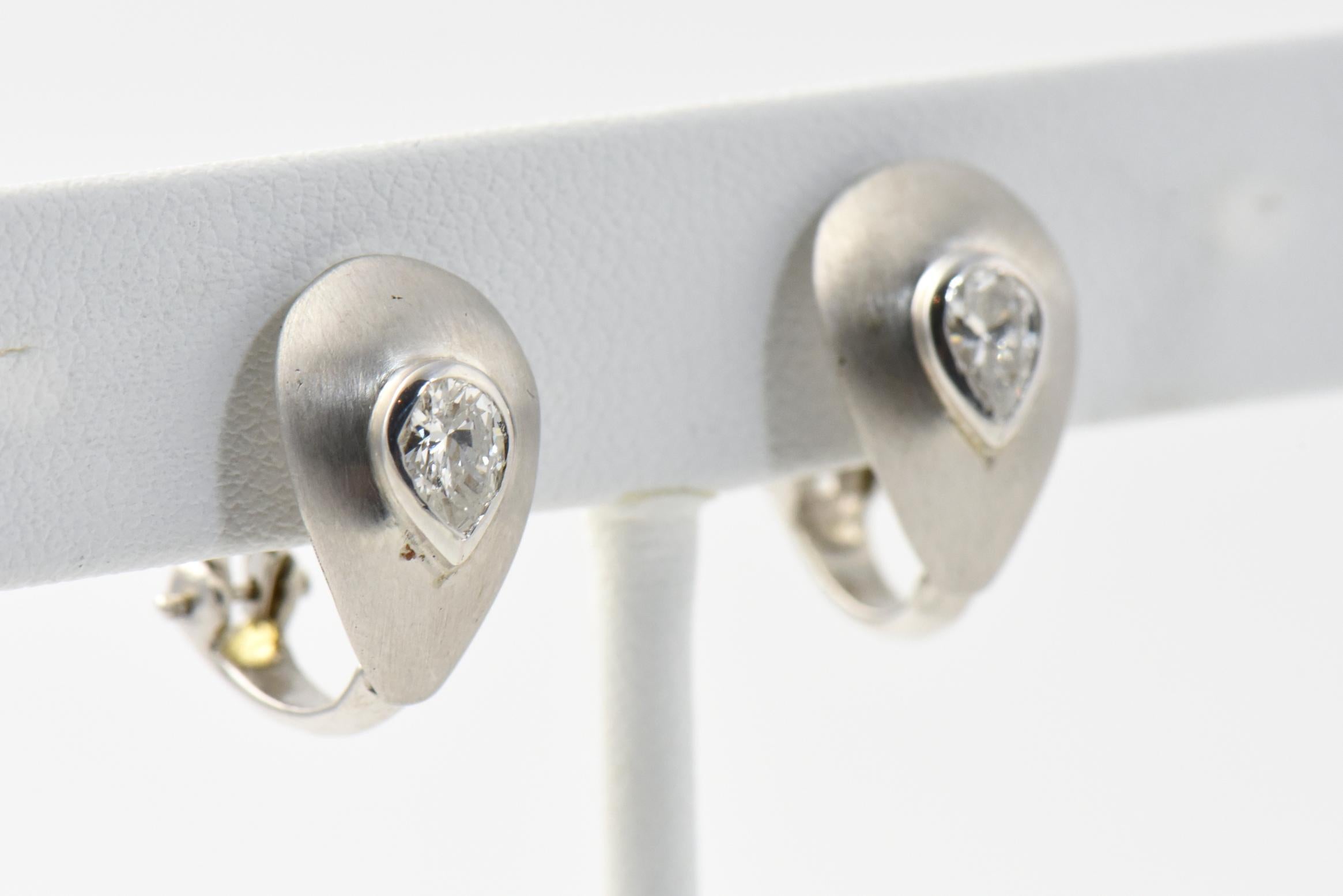 Taille poire Boucles d'oreilles en or blanc brossé avec diamants en forme de larme en vente