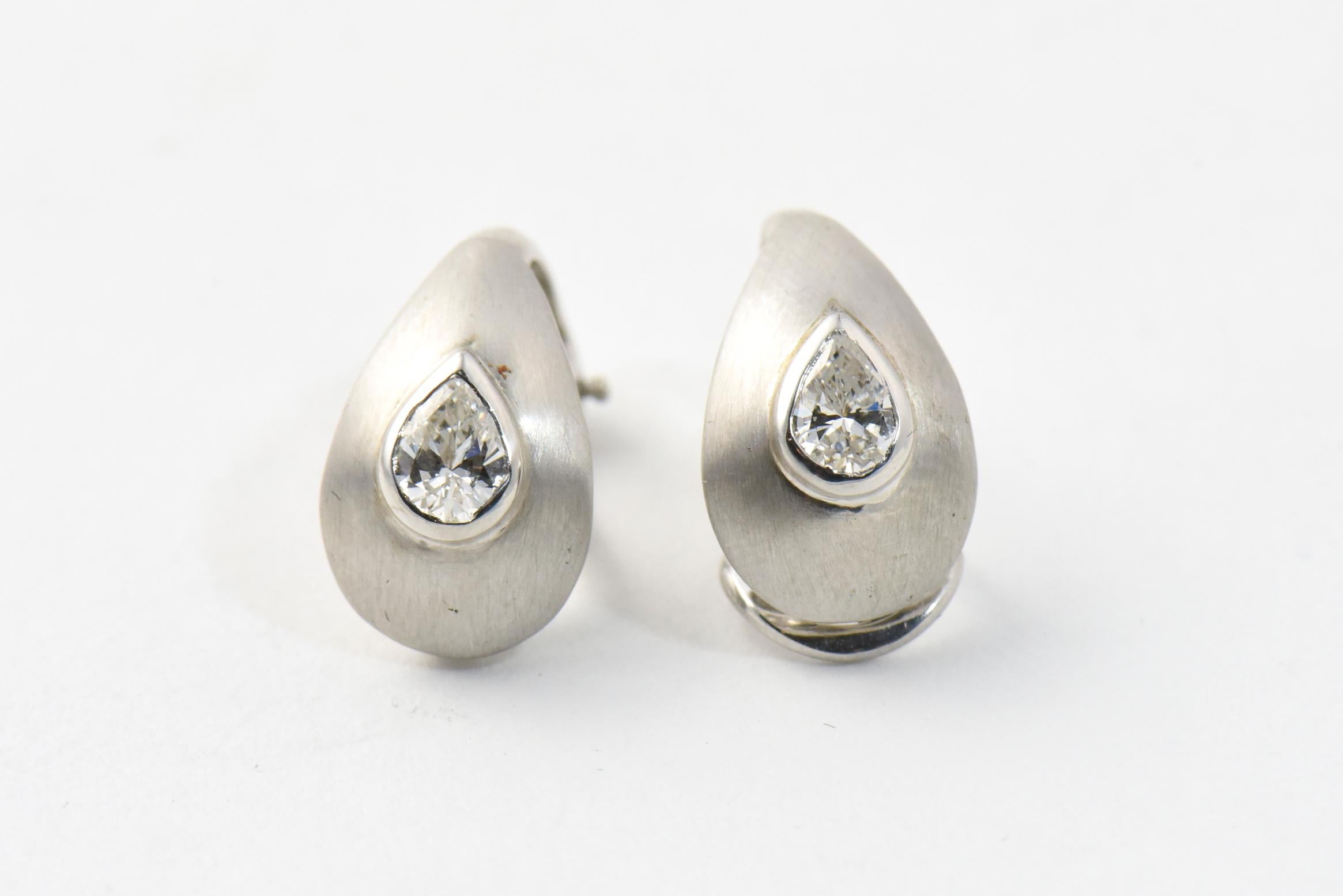 Boucles d'oreilles en or blanc brossé avec diamants en forme de larme Bon état - En vente à Miami Beach, FL