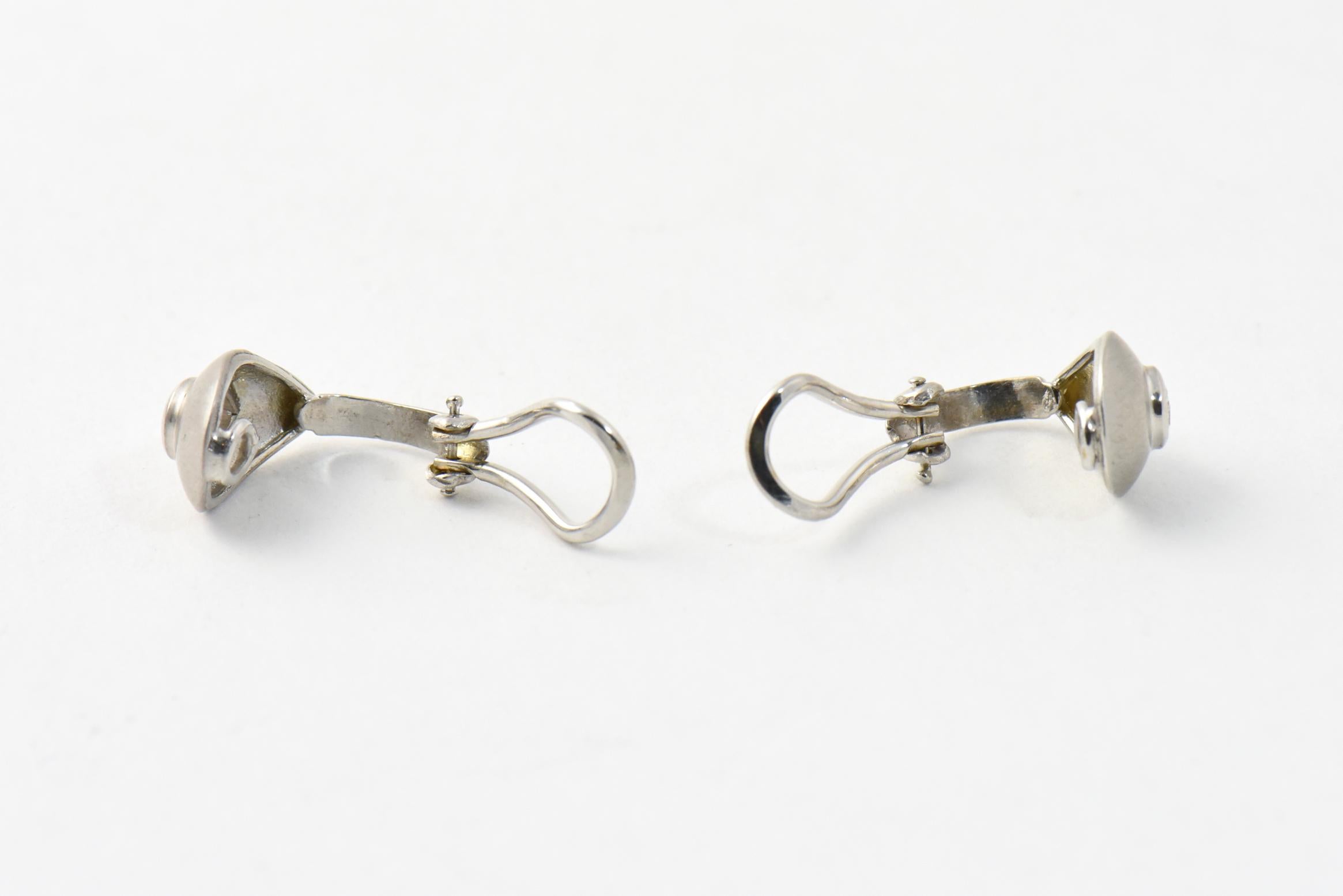 Boucles d'oreilles en or blanc brossé avec diamants en forme de larme Unisexe en vente