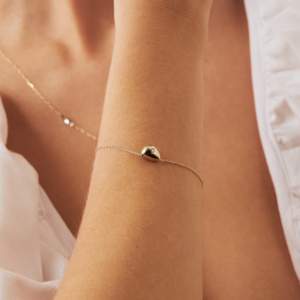 Das 14K Solid Gold Diamond Chain Bracelet ist ein Symbol für das unermüdliche Streben von Orena Jewelry nach unübertroffener Finesse. Jedes Armband wird in sorgfältiger Handarbeit gefertigt und strahlt eine Mischung aus Luxus und zeitloser Eleganz