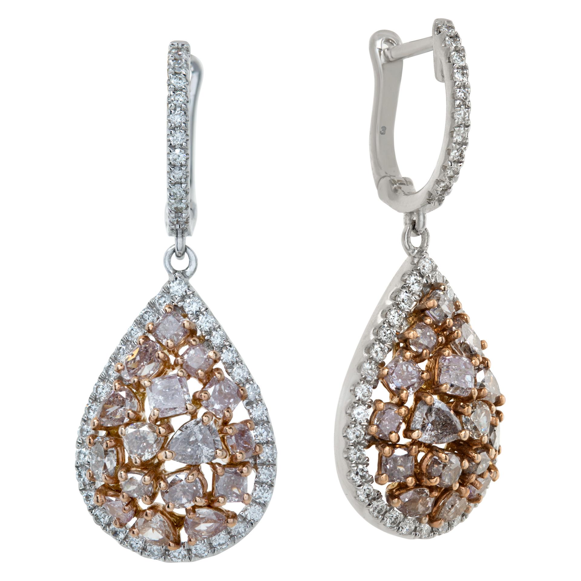 Petites boucles d'oreilles pendantes en forme de goutte en or blanc et rose 18 carats avec 2,72 carats de diamants roses naturels et 0,71 carat de diamants ronds blancs de taille brillant. Longueur 1,4 pouces x largeur 0,55 pouce.