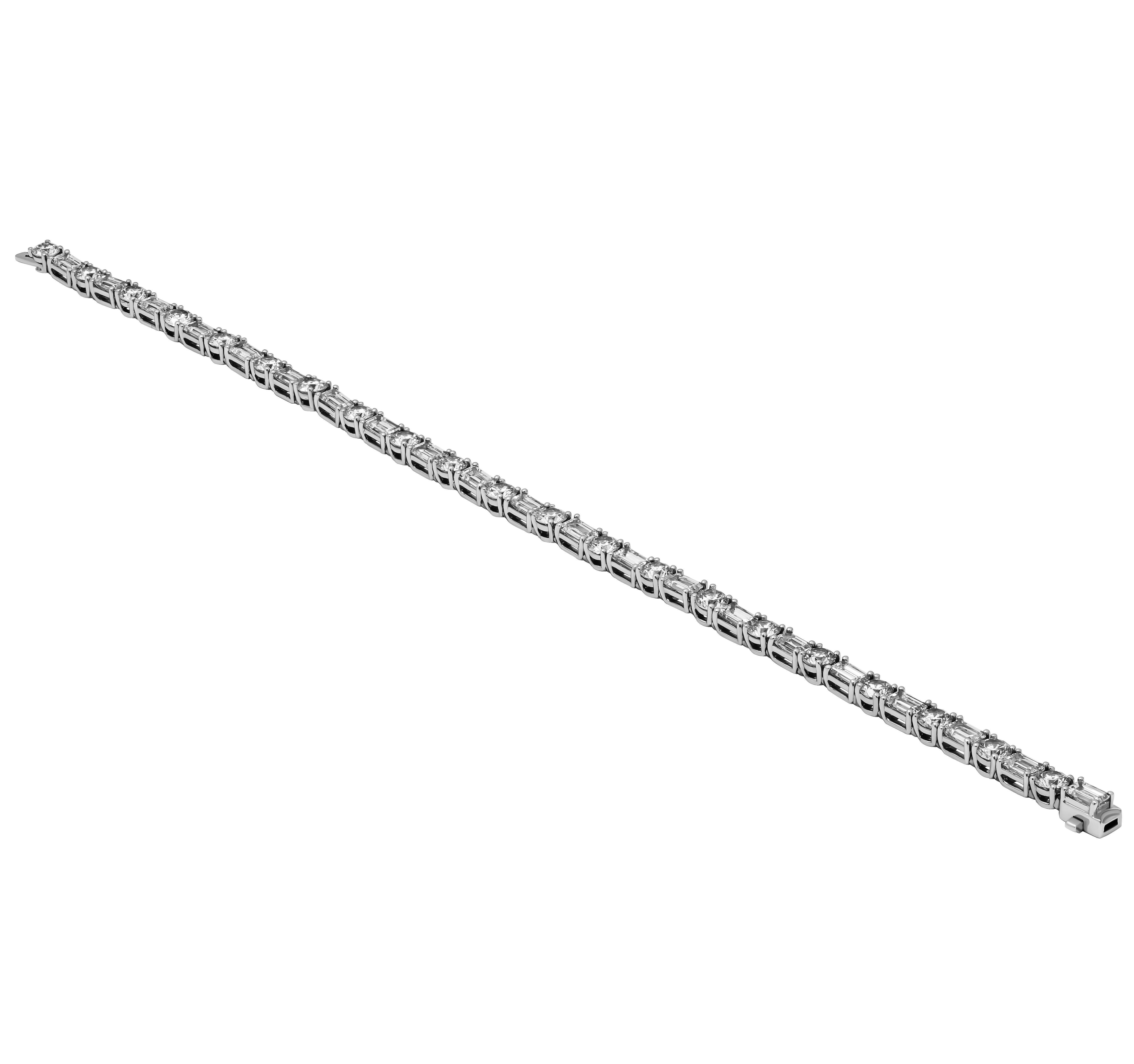 Bracciale tennis alternato in oro bianco 18 carati con diamanti taglio smeraldo e rotondi
21 diamanti rotondi per un totale di 3,72 carati
21 diamanti taglio smeraldo per un totale di 4,28 carati
Peso totale dei carati: 8,00ct