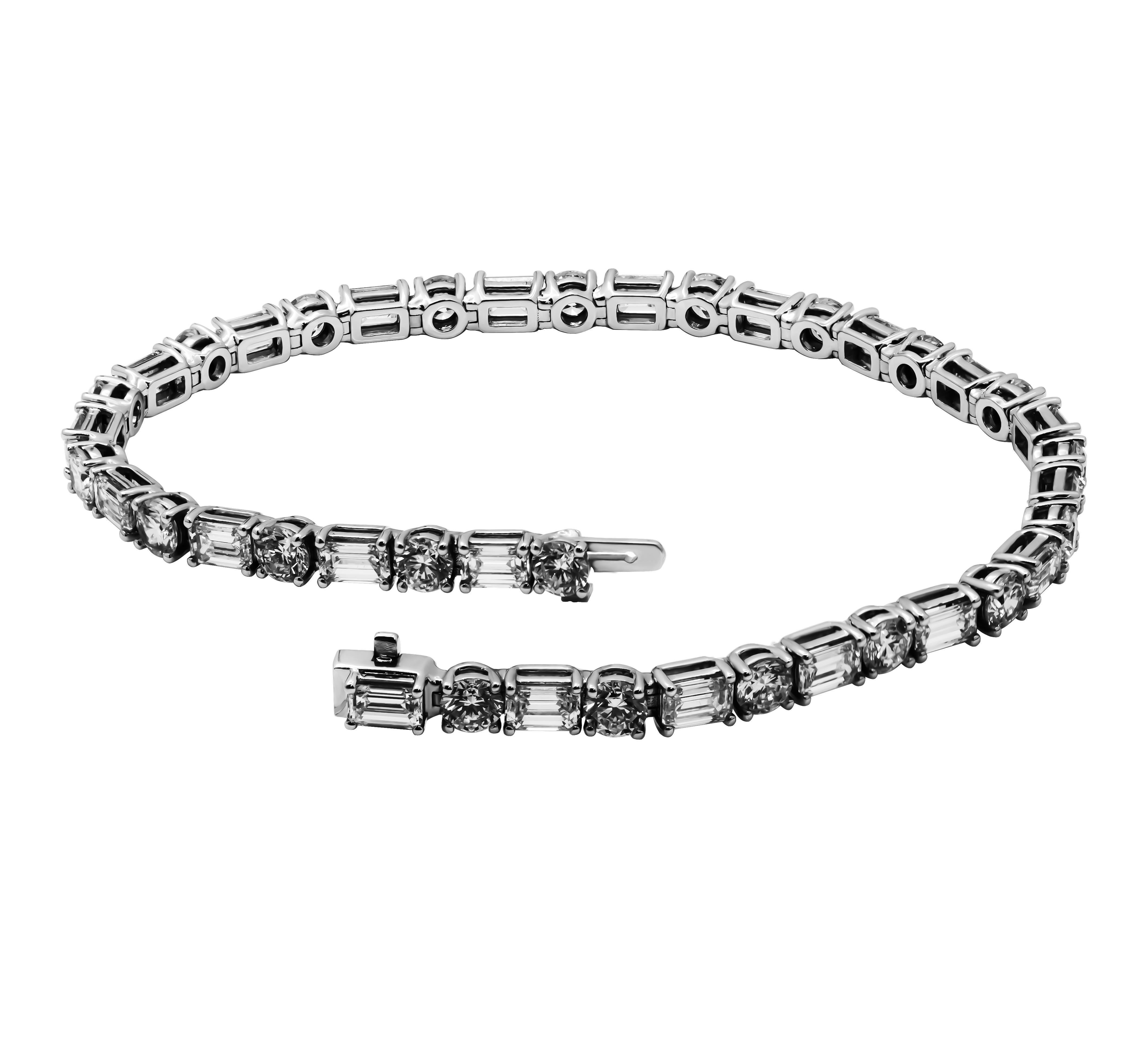 Moderno Bracciale tennis con diamanti alternati e diamanti rotondi taglio smeraldo in vendita