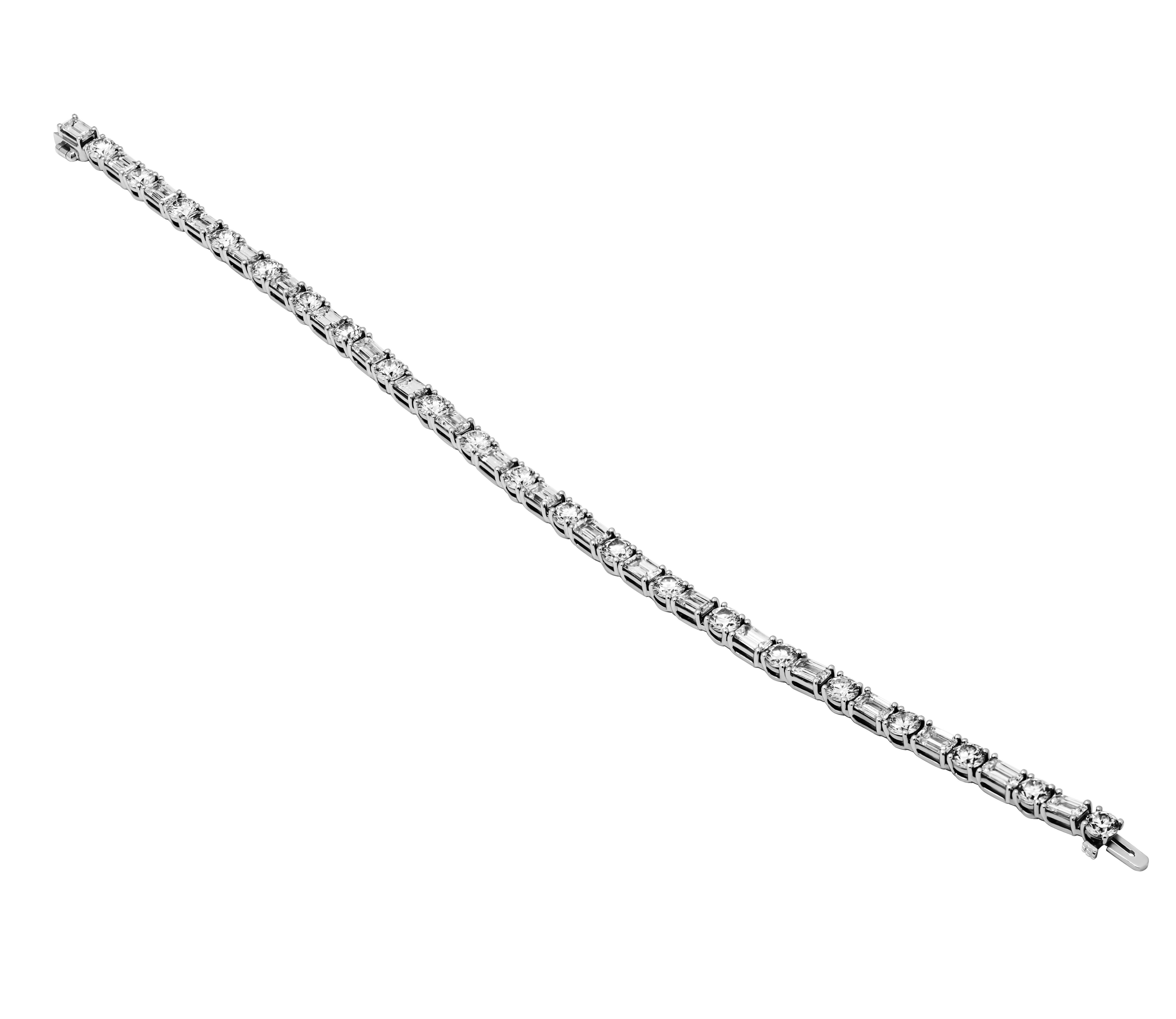 Taglio rotondo Bracciale tennis con diamanti alternati e diamanti rotondi taglio smeraldo in vendita
