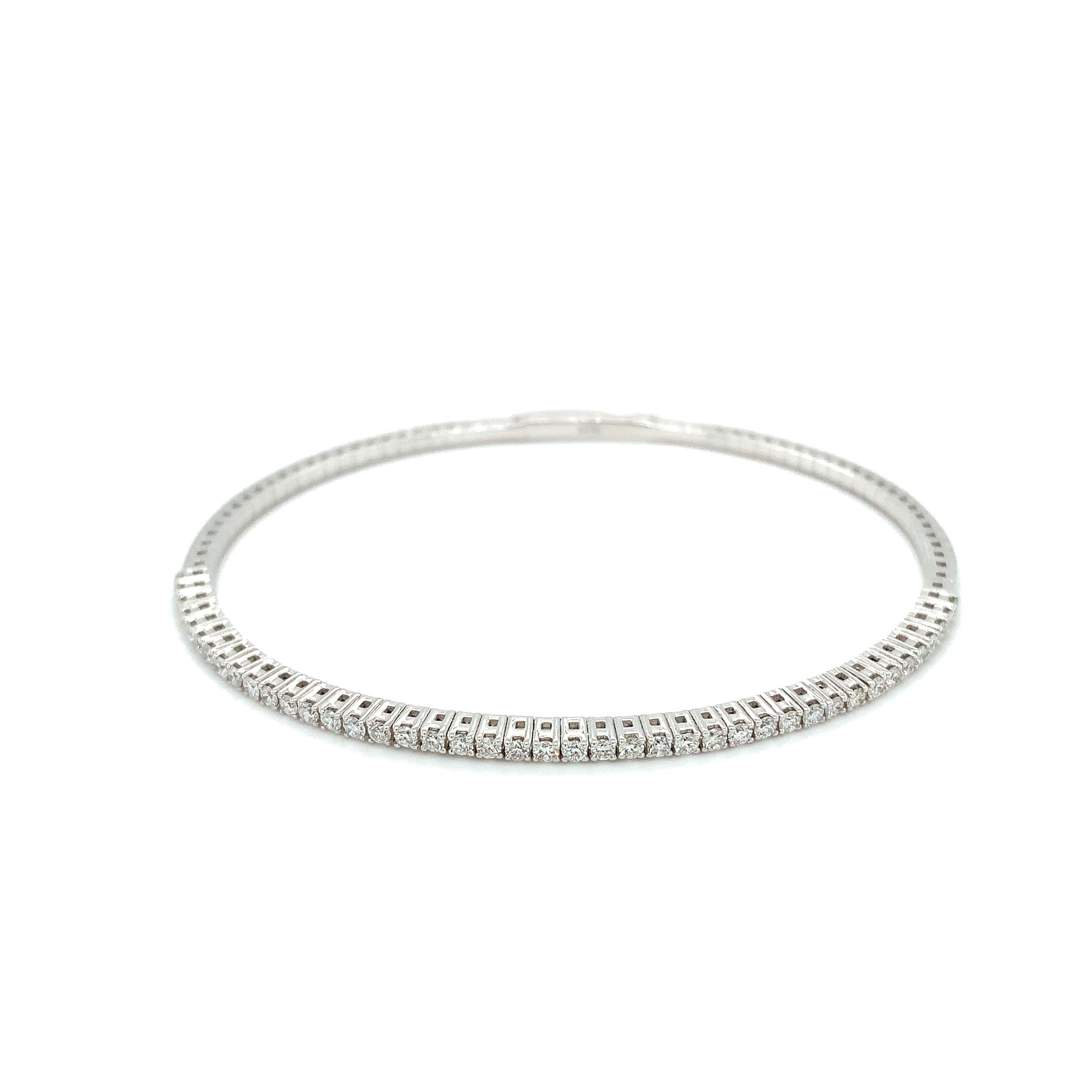 Diamond tennis bangle bracelet 18ct white gold In New Condition For Sale In London, GB