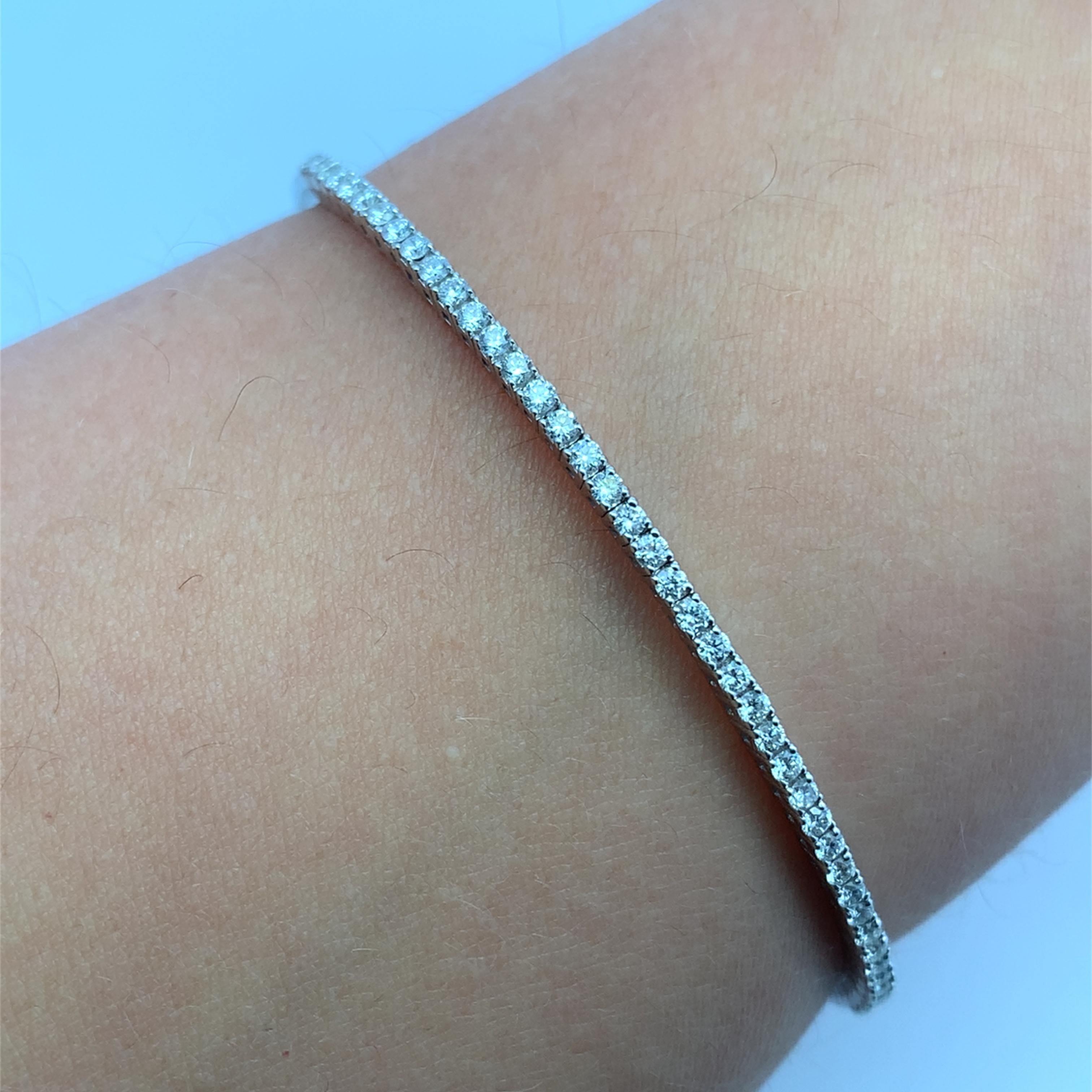 
Esta impresionante pulsera de diamantes presenta un delicado diseño que brilla con cada movimiento. Elaborada con precisión, presenta una hilera de brillantes diamantes engastados en una elegante banda, lo que la convierte en el accesorio perfecto