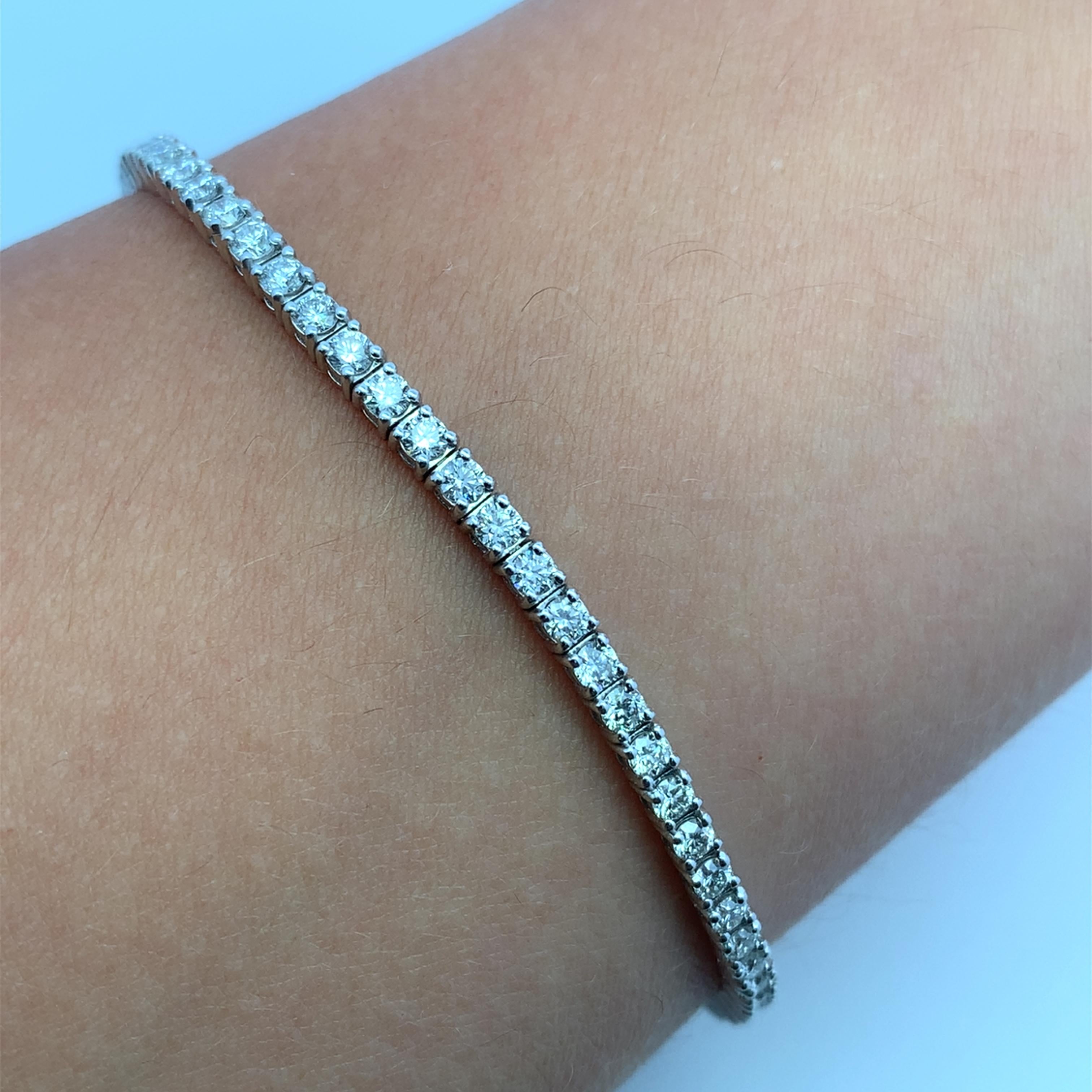 This stunning diamond tennis bracelet 18k white gold features a continuous line of sparkling stones, expertly set in a sleek white gold band. Perfect for adding a touch of elegance to any outfit, it shines brilliantly in any light, making it an