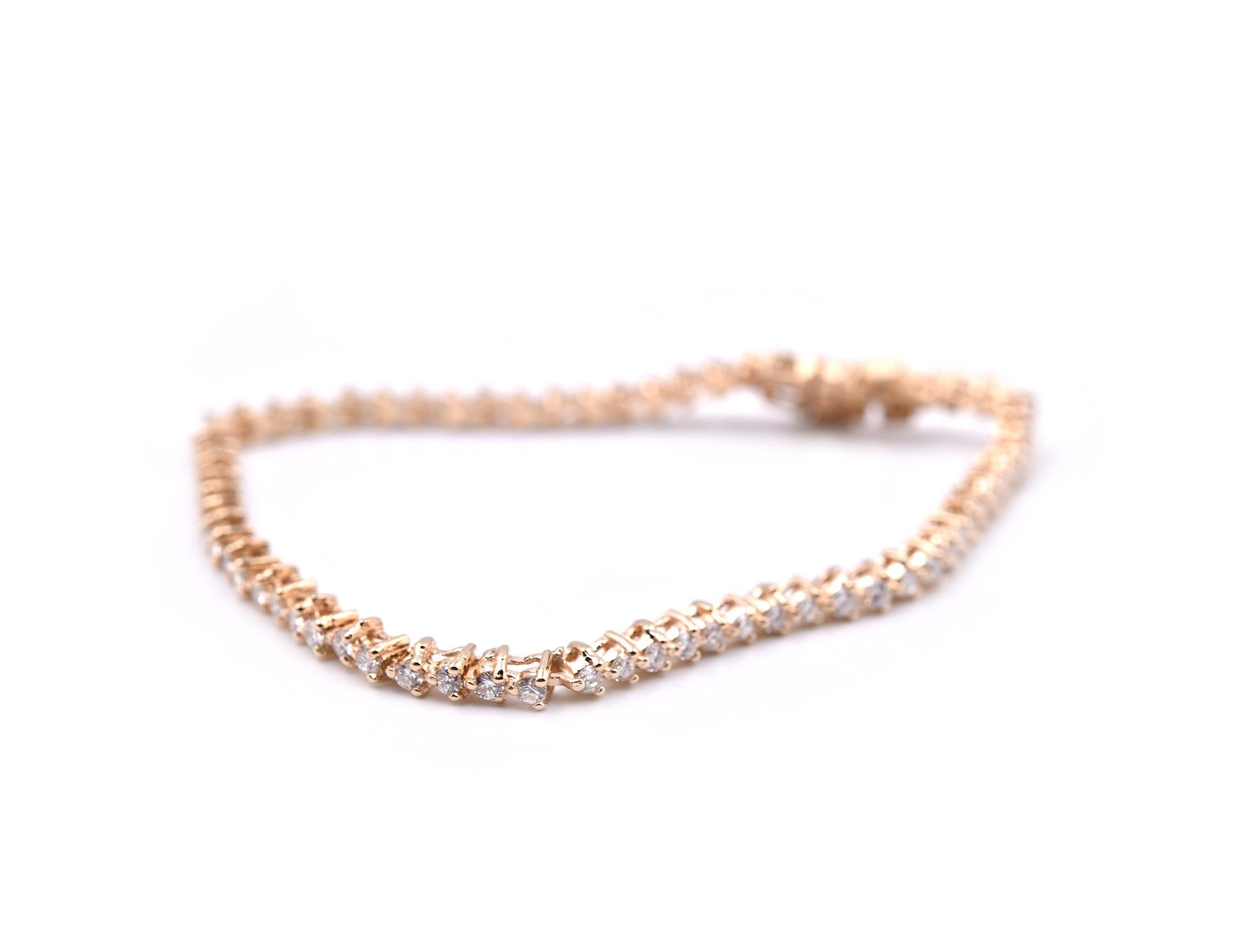 Designer: design personalizzato
Materiale: oro giallo 14k
Diamanti: 66 diamanti rotondi taglio brillante= 1,98cttw
Colore: G
Chiarezza: VS
Dimensioni: il bracciale è lungo 7 pollici e largo circa 3,27 mm.
Peso: 8.64 grammi
