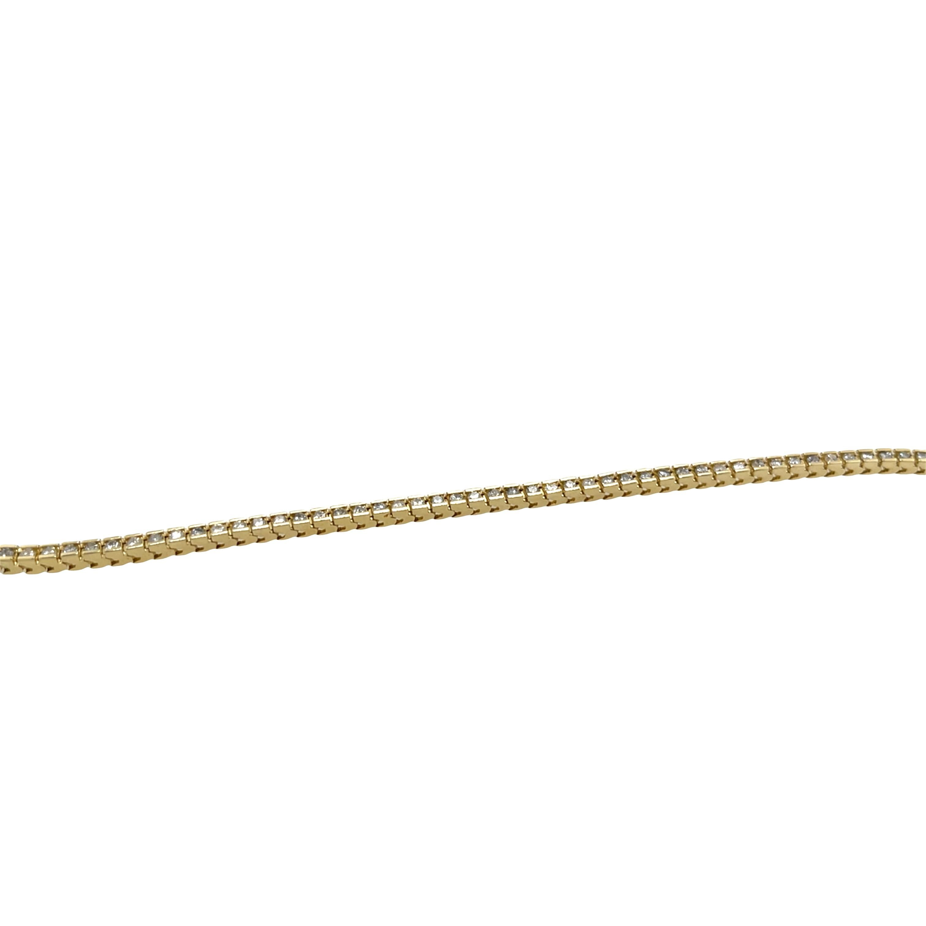 Esta pulsera tenis de diamantes, un giro sofisticado de un clásico atemporal, exhibe 2,0 quilates de diamantes naturales de talla cuadrada, cada uno de ellos engastado con seguridad en cálido oro amarillo de 14 ct. 
Las líneas limpias de los