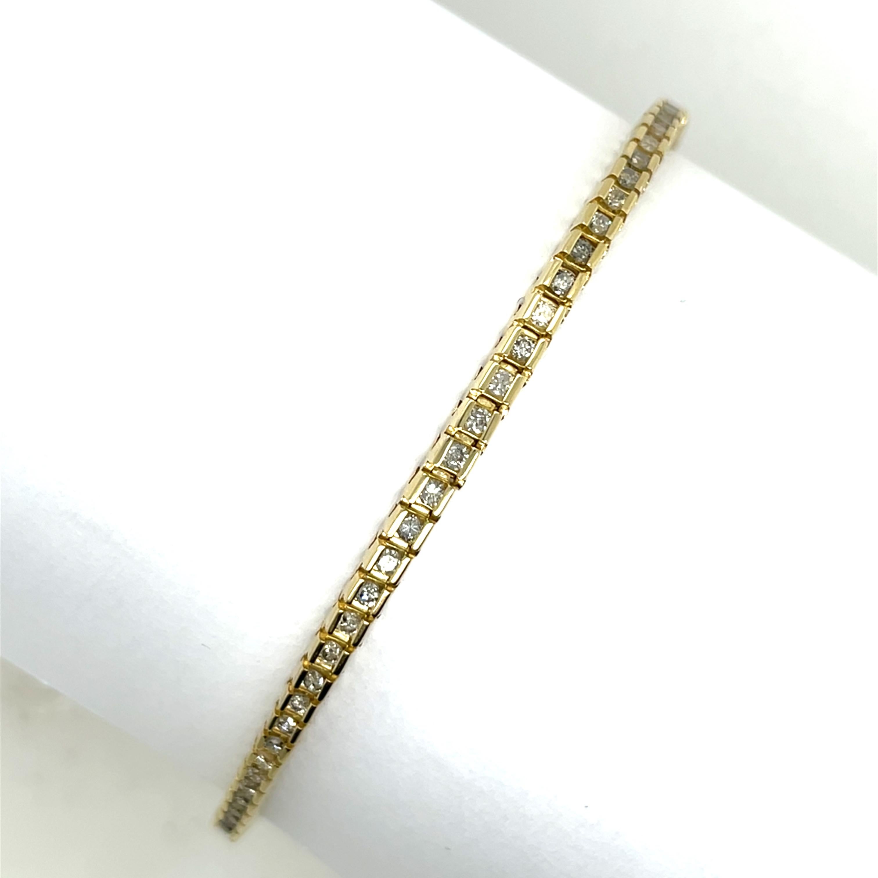 Pulsera de Tenis de Diamantes - 2.0ct Total, engastada en Oro Amarillo de 14ct en venta 1