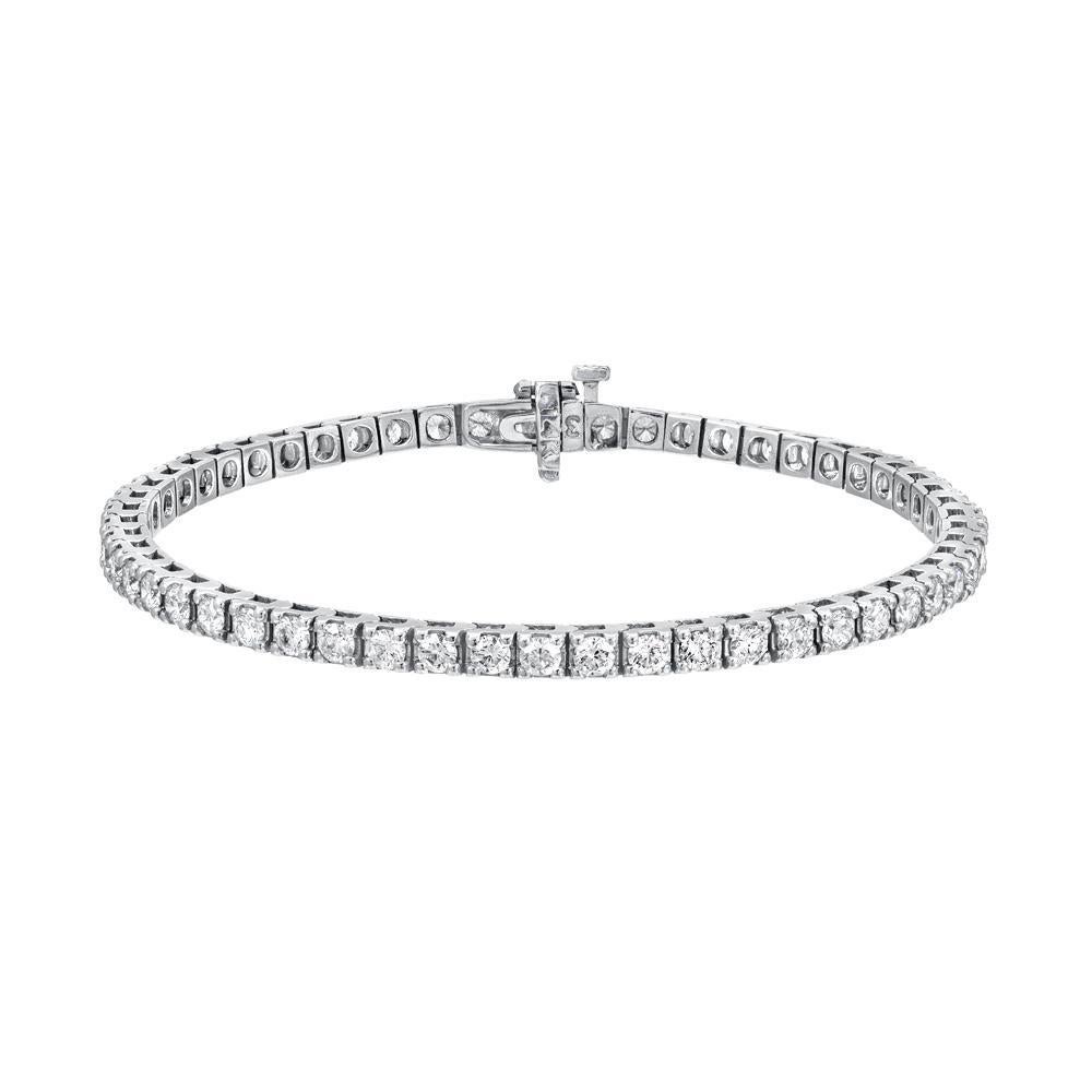 Bracelet tennis classique en or blanc 14K, serti d'un total d'environ 2,50 carats de diamants ronds de couleur G-H et de pureté VS.
Longueur totale : 7