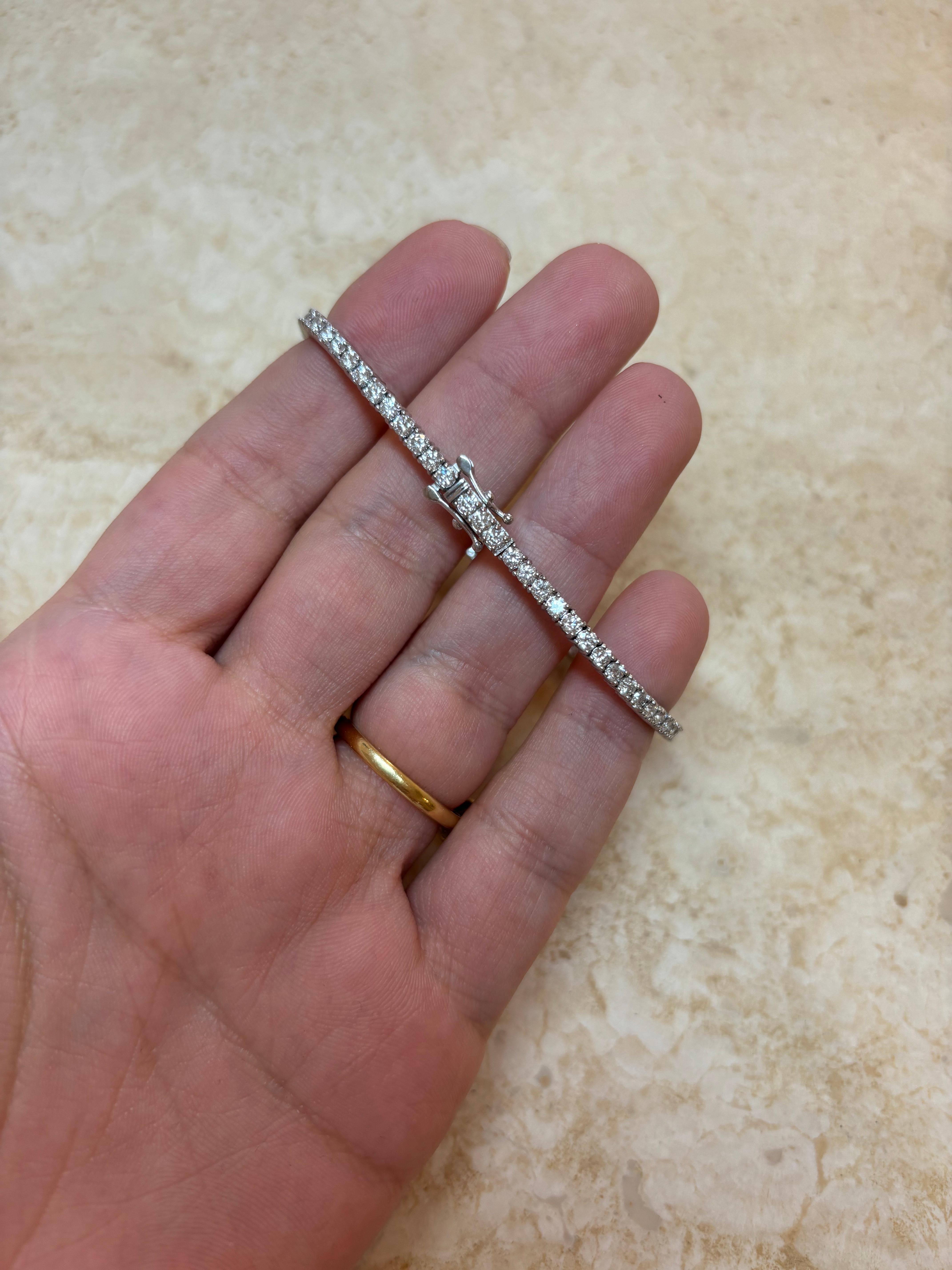 Unsere Tennisarmbänder sind aus 18K Weißgold gefertigt und mit natürlichen Diamanten von je 0,05cts (Farbe G, Reinheit SI) besetzt, haben eine Gesamtlänge von 7 inches/ 18cm und ein Gesamtkaratgewicht von rund 3,60cts. Sie wiegt 10,7 Gramm und hat