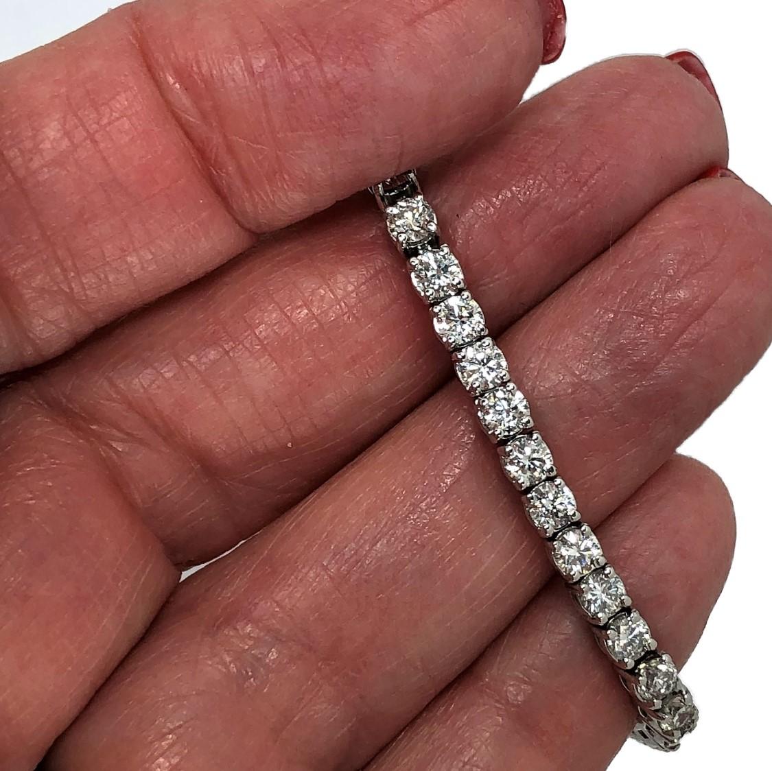 Women's Diamond Tennis Bracelet 5.44 Carat in White Gold For Sale