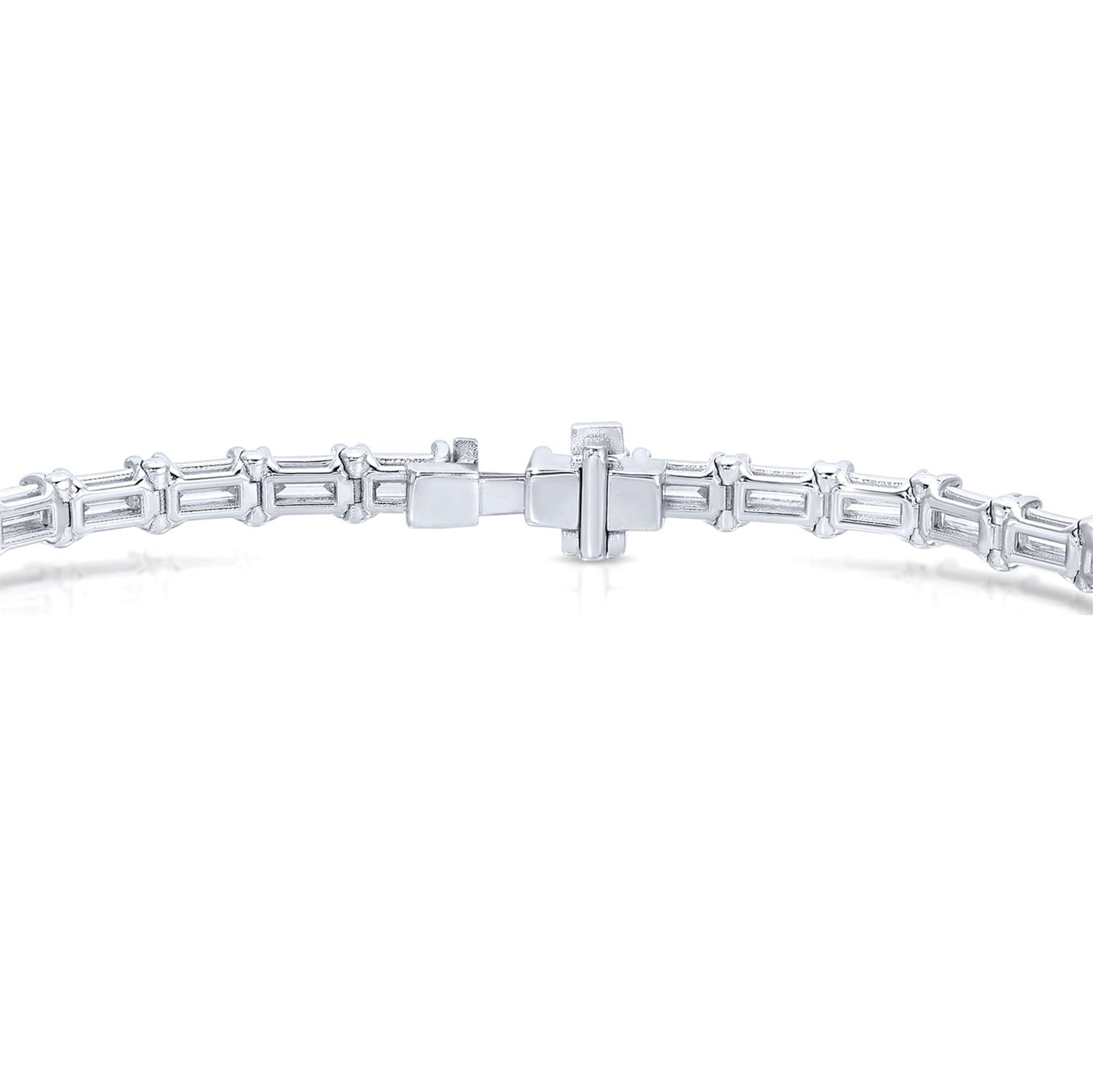 Taglio baguette Bracciale tennis con diamanti 6,52 carati taglio baguette in oro bianco 18 carati in vendita