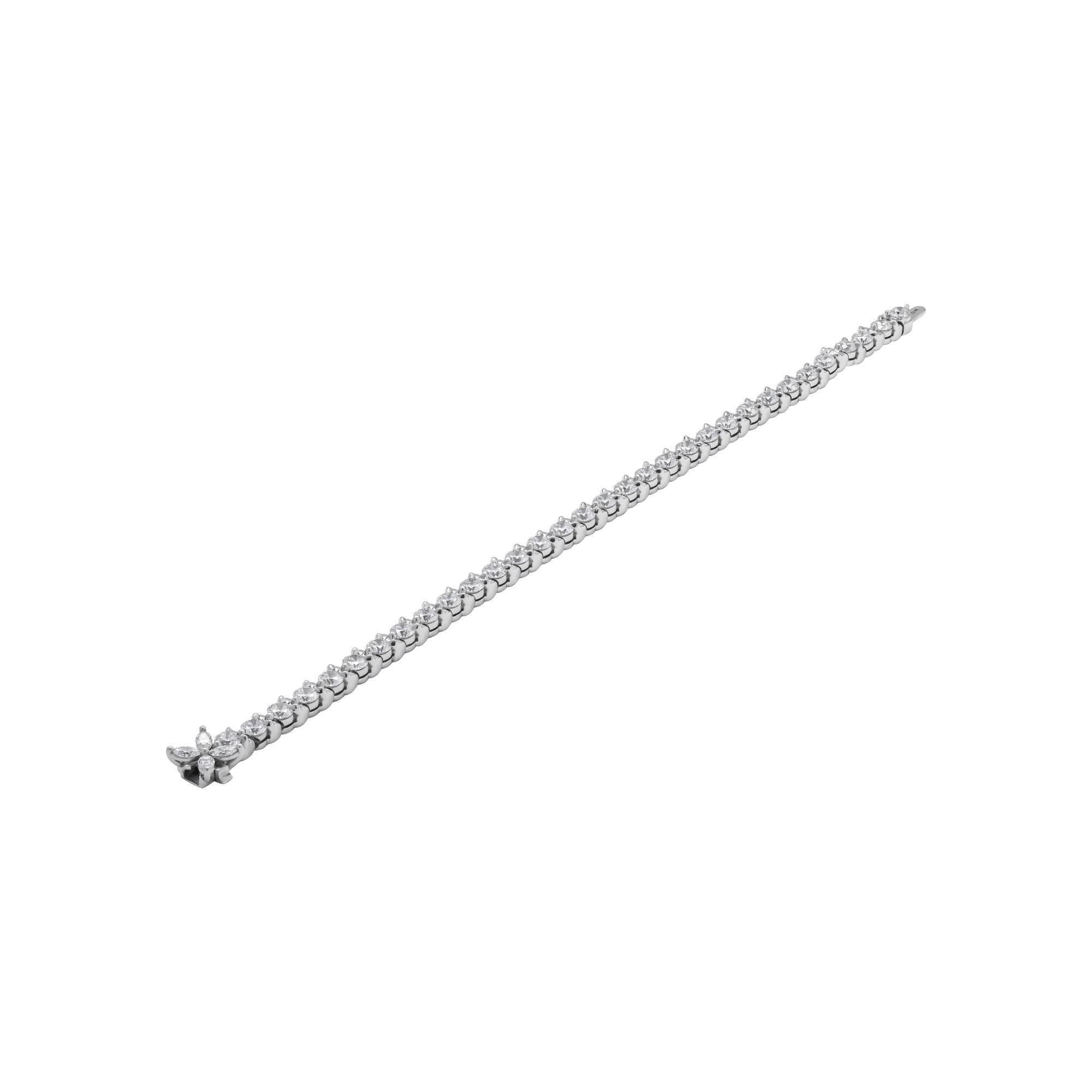 Diamant-Tennisarmband
Zeitlos und klassisch!
In Platin gefasst, mit 32 runden Diamanten im Brillantschliff von insgesamt 7,70ct (0,25 ct pro Stein), Farbe F-G, Reinheit VVS, und 3 Diamanten in Marquise-Form an der Schließe - eine elegante Note - von