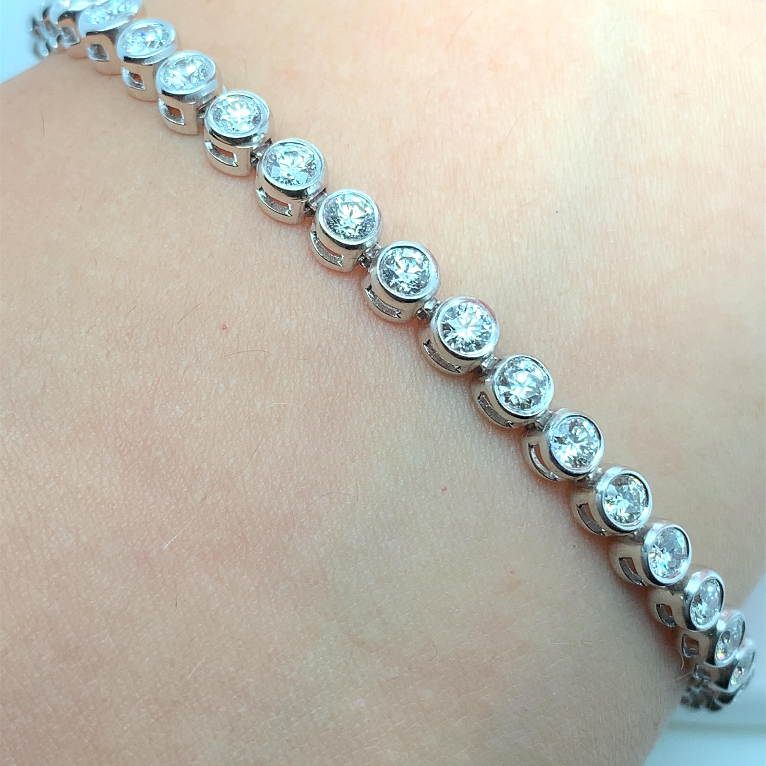 This stunning bracelet is the perfect symbol of everlasting love and commitment. Crafted from 18ct white gold, it features a beautiful round diamond with a total carat weight of 5.20ct set in a bezel setting. The bracelet is 7.5 inches long and has