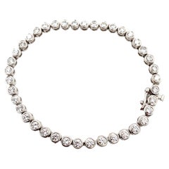 Bracciale tennis con diamanti con lunetta rubover in oro bianco 18 carati