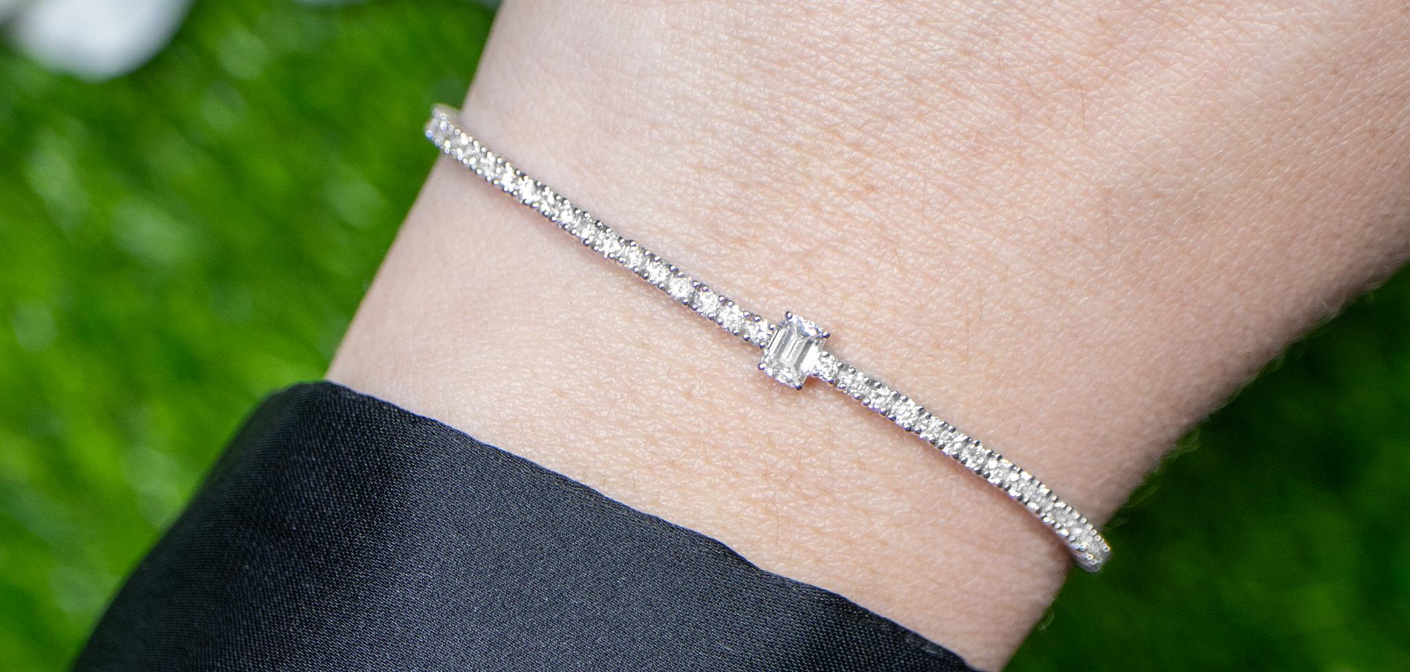 Taille émeraude Bracelet tennis en or 18 carats avec diamants taille émeraude principal de 2,6 carats en vente