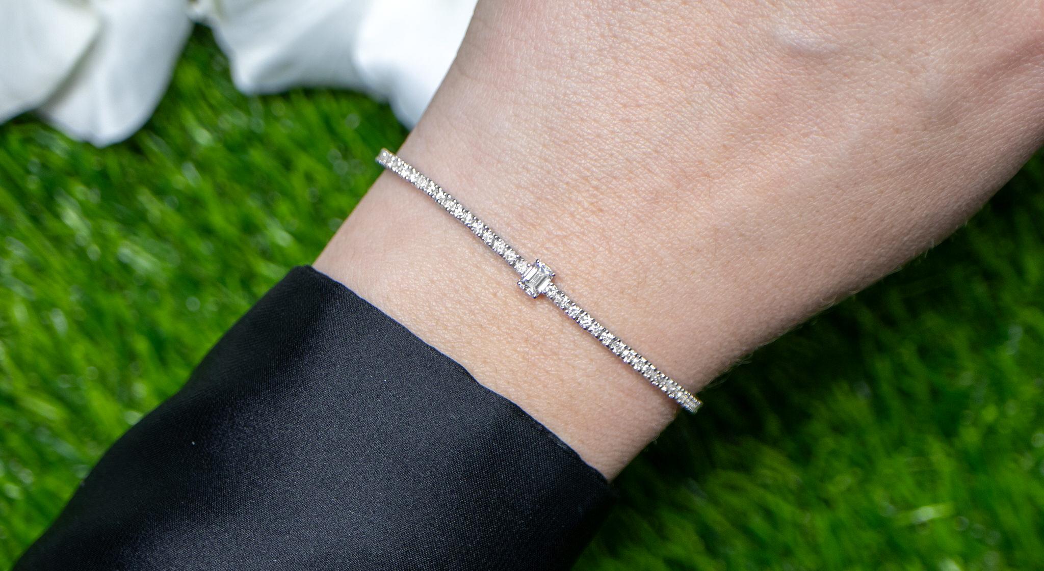 Bracelet tennis en or 18 carats avec diamants taille émeraude principal de 2,6 carats Unisexe en vente