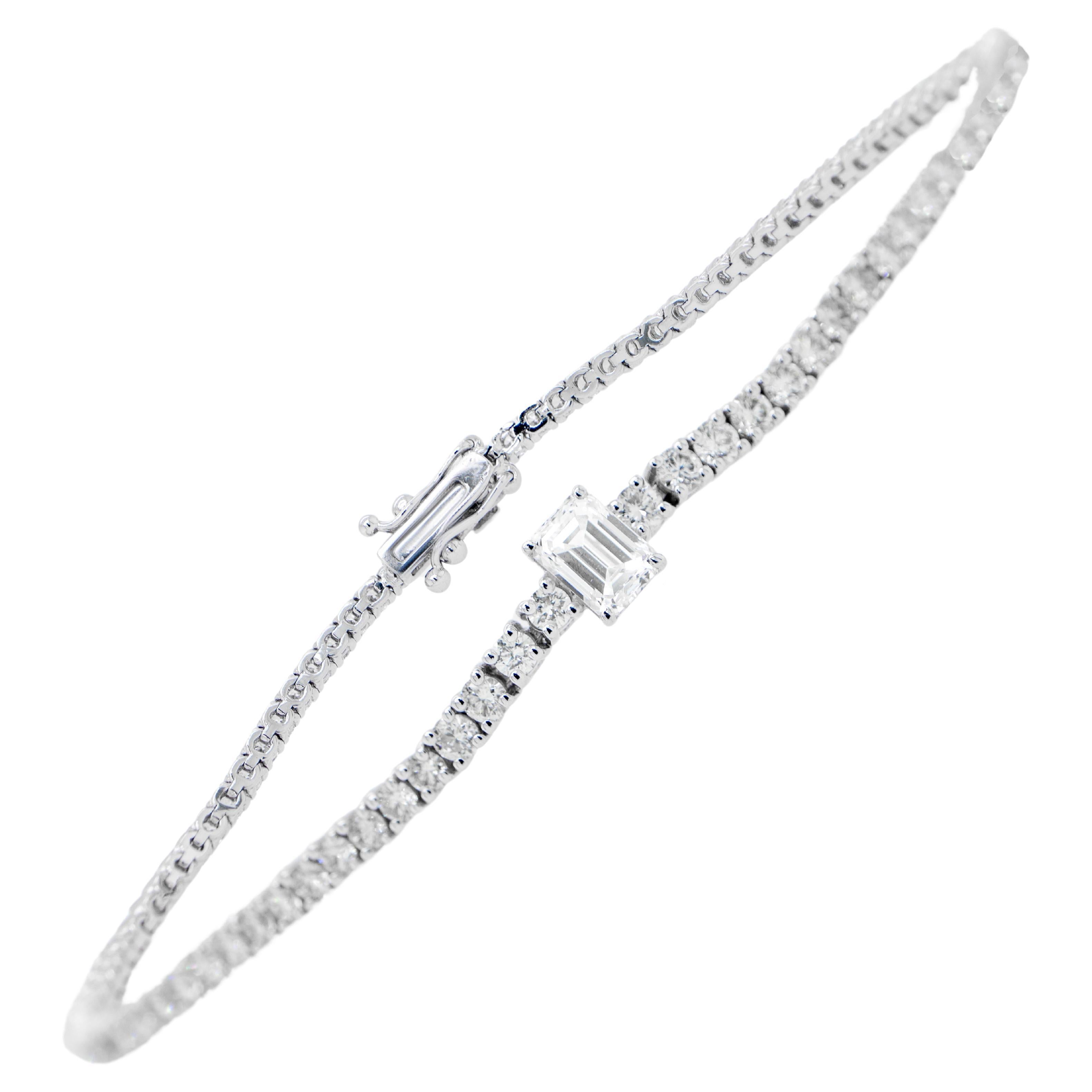 Bracelet tennis en or 18 carats avec diamants taille émeraude principal de 2,6 carats en vente