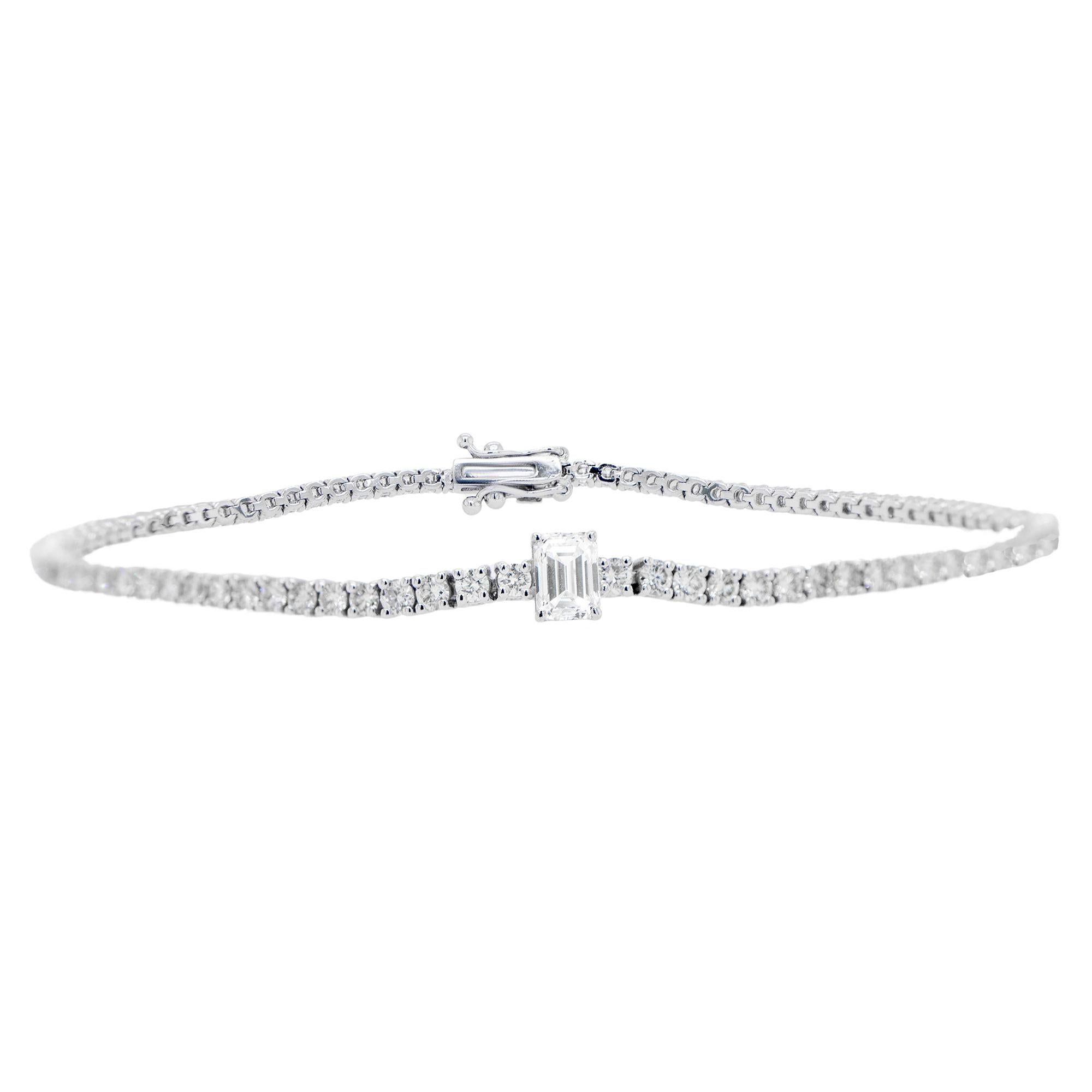 Bracelet tennis en or 18 carats avec diamants taille émeraude principal de 2,6 carats