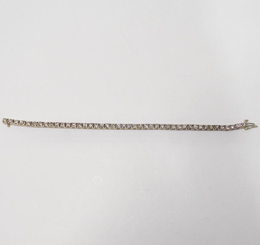 Bracelet de tennis en or jaune 18 carats, circa 1980 ! 44 diamants ronds sertis dans des têtes à 3 branches sont disposés pour créer ce magnifique bracelet de style tennis. Regardez de près et remarquez comme ces diamants brillent lorsqu'ils captent