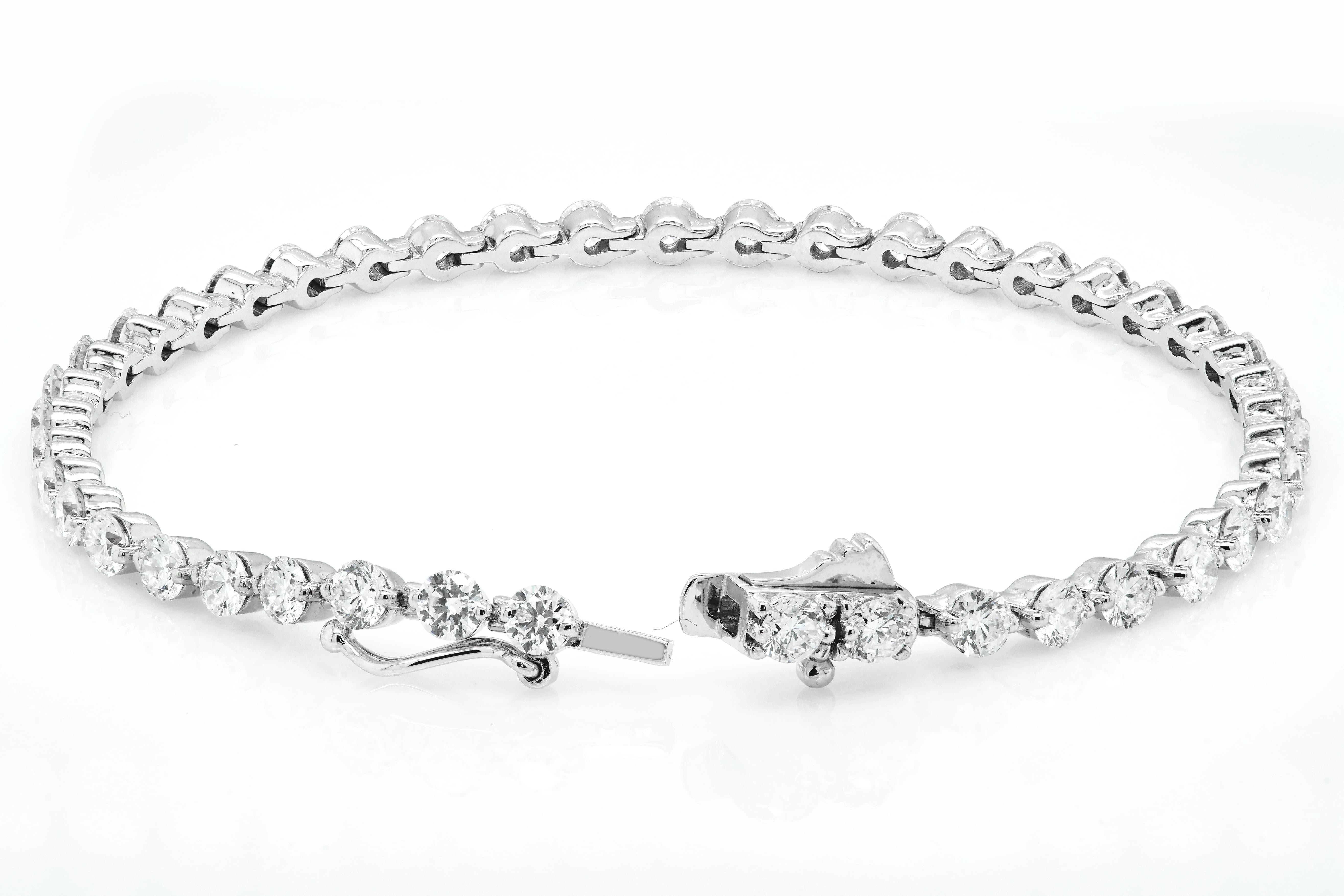 Diamond Tennis Bracelet In New Condition For Sale In Watford, GB