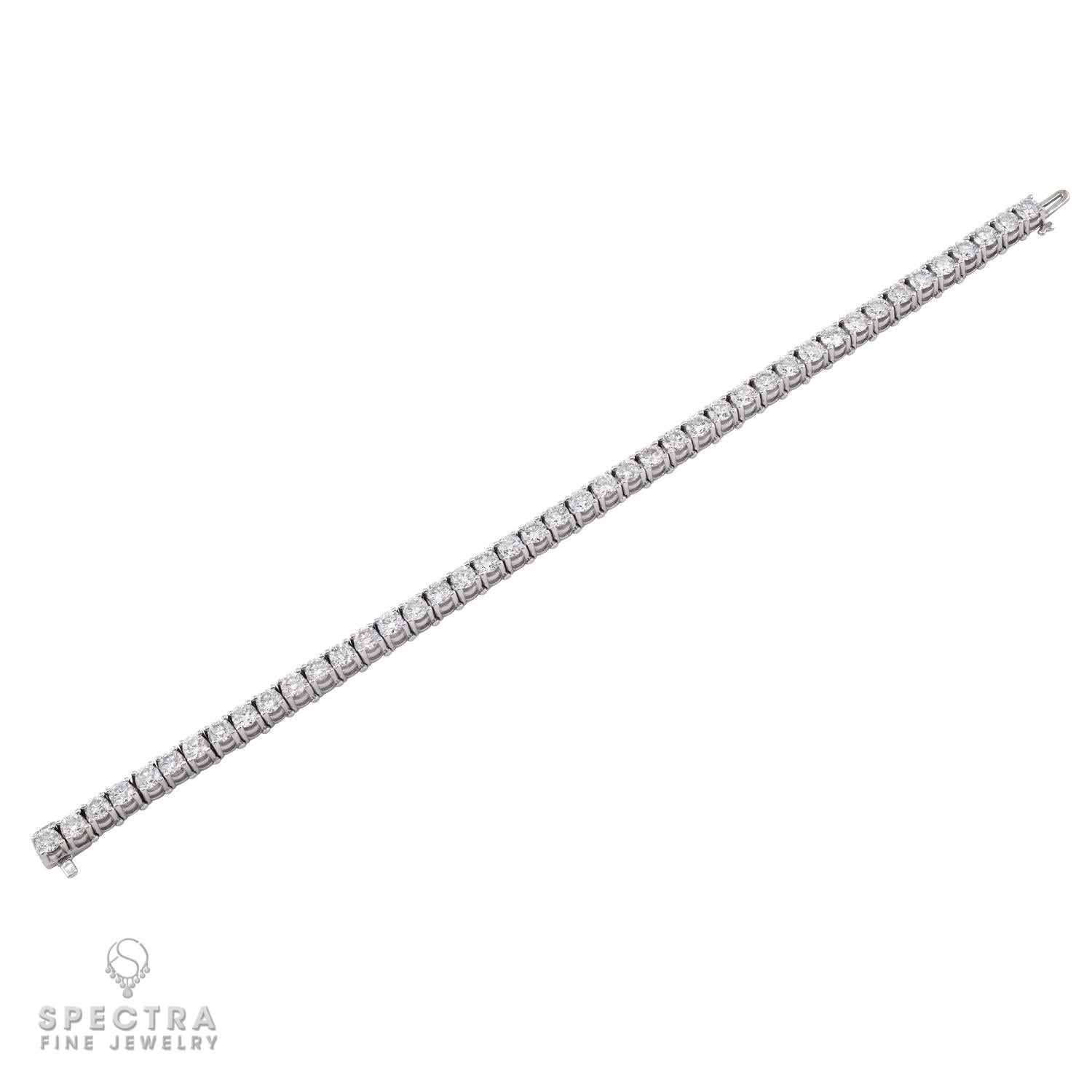 Radioso e raffinato, questo bracciale tennis con diamanti è progettato per affascinare con ogni movimento. Presenta 43 diamanti rotondi naturali, per un totale di circa 13,00 carati, ogni pietra di circa 0,30 carati, accuratamente selezionati per la