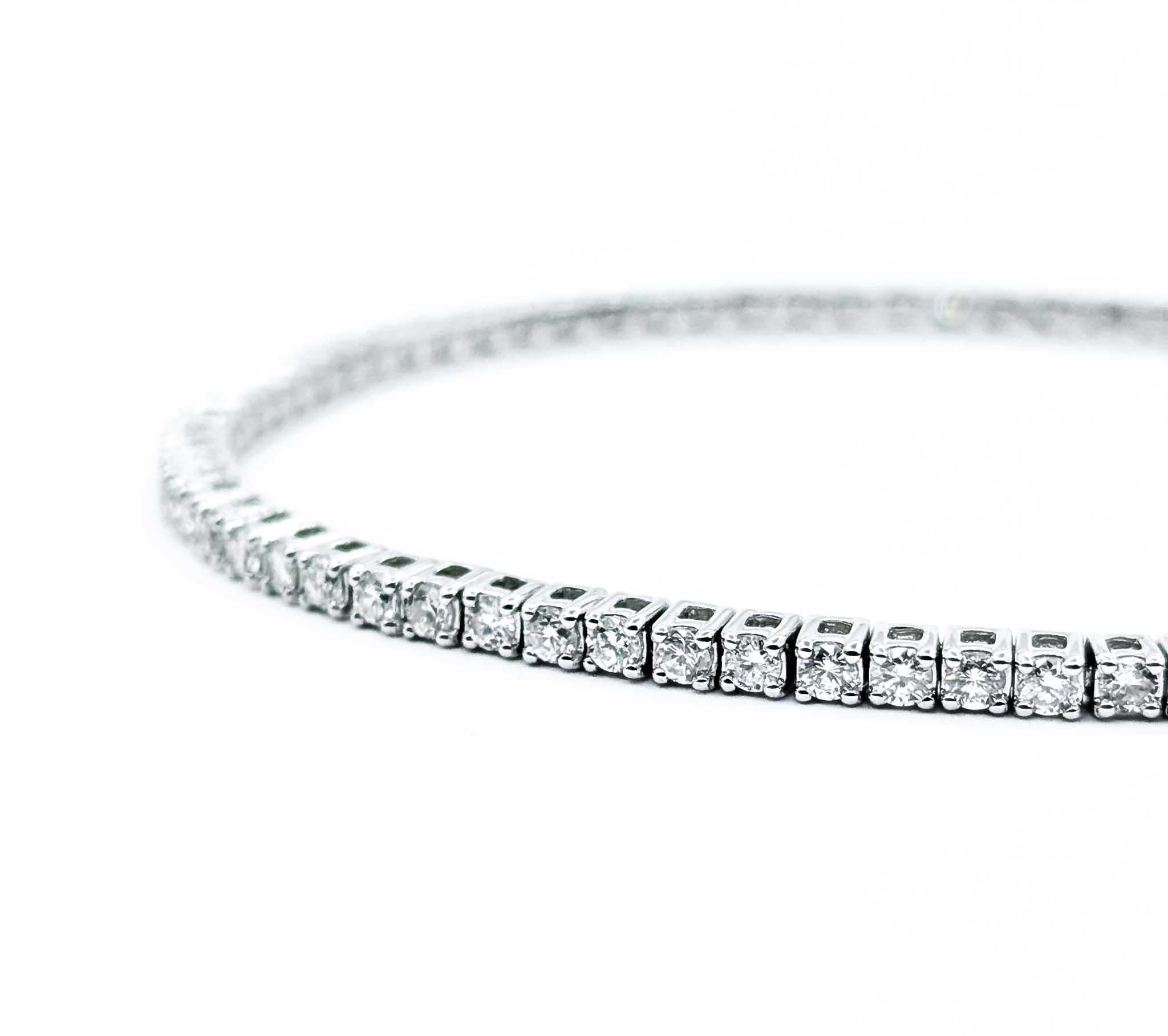 Diamant-Tennisarmband aus 14k Weißgold

Dieses exquisite Diamant-Tennisarmband wurde mit Präzision und Eleganz aus 14 Karat Weißgold gefertigt. Das Armband ist mit 2,06 Karat schillernden Diamanten besetzt, die in einem klassischen und zeitlosen