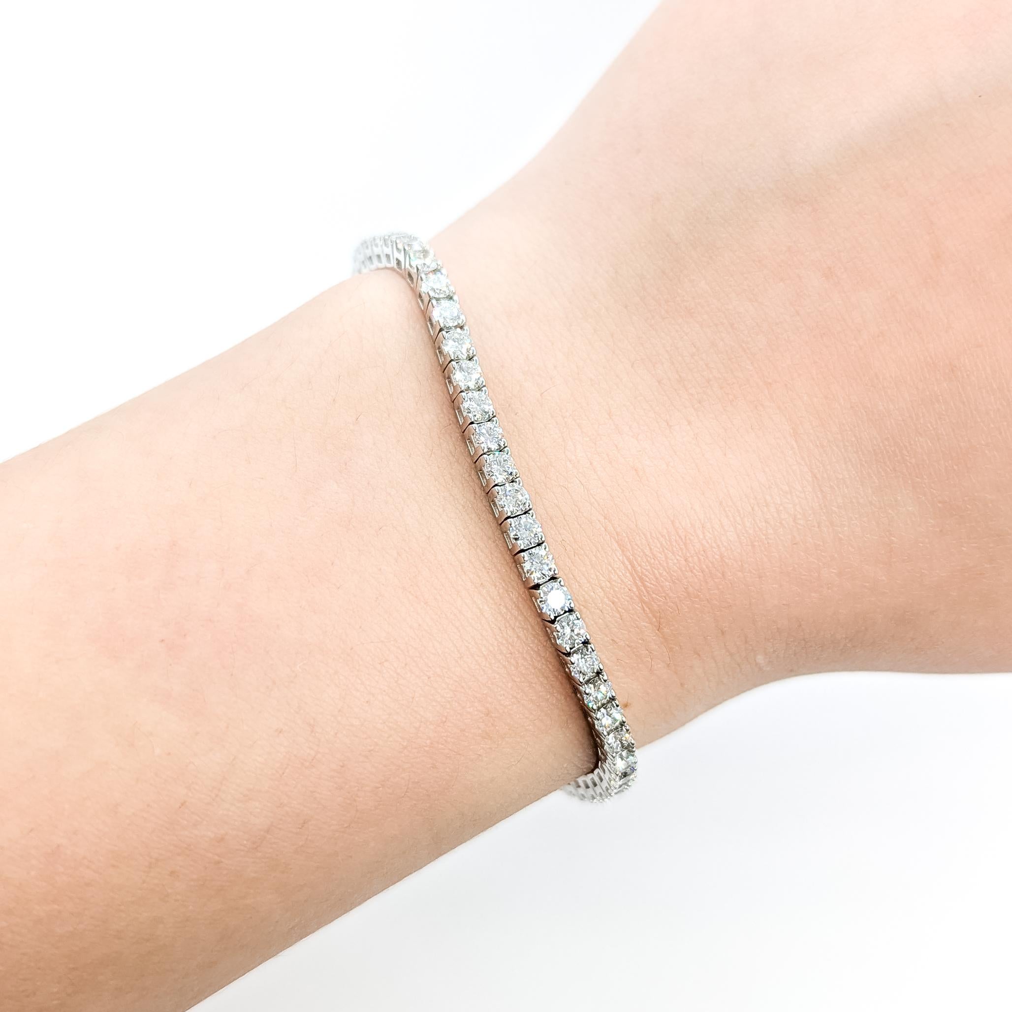 Pulsera de Tenis de Diamantes en Oro Blanco de 14k

Esta clásica pulsera de tenis de diamantes está fabricada en oro blanco macizo de 14 quilates y tiene aproximadamente 3,00 quilates de diamantes redondos engastados con garras. Las piedras son casi