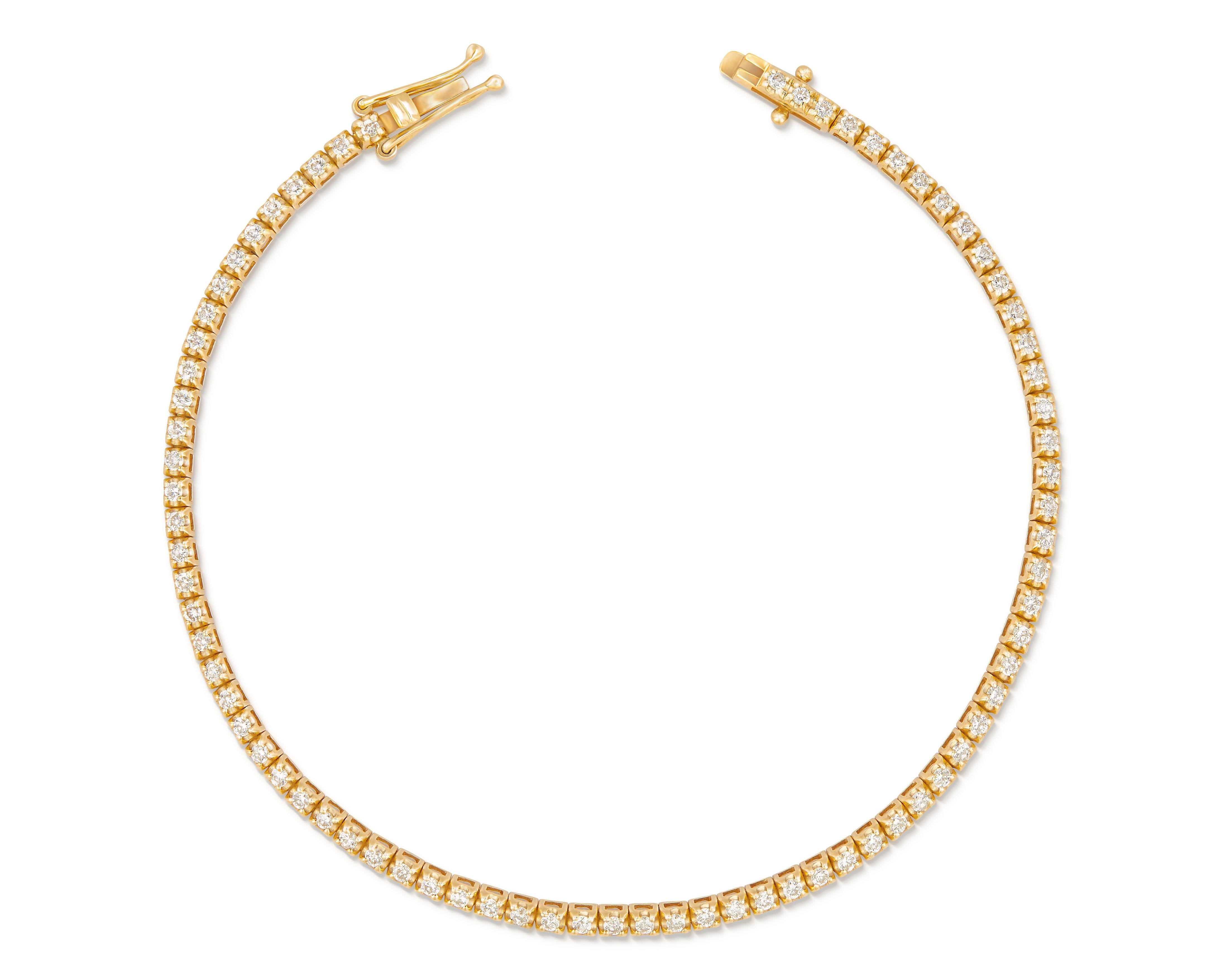 Dieses elegante Diamant-Tennisarmband besteht aus 81 funkelnden Diamanten aus 18-karätigem Gelbgold. Dieses zeitlose Klassiker lässt sich leicht von Tag zu Nacht kombinieren. Die Diamanten sind in eine 4-Zacken-Fassung gefasst, die für ein maximales