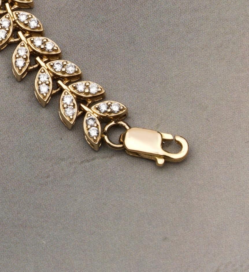 Ein diamantenes Tennisarmband mit einem Branch-Motiv, das an Blätter erinnert und mit runden Diamanten verziert ist. Das Blattdesign ist kompliziert und detailliert. Dies ist eine großartige Wahl für Ihre tägliche Kleidung, da sie sehr einfach und